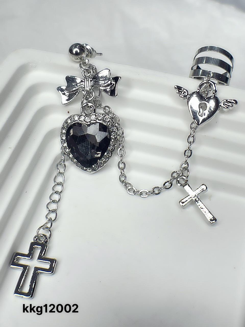 khuyên kẹp vành hình thánh giá trái tim to đen.