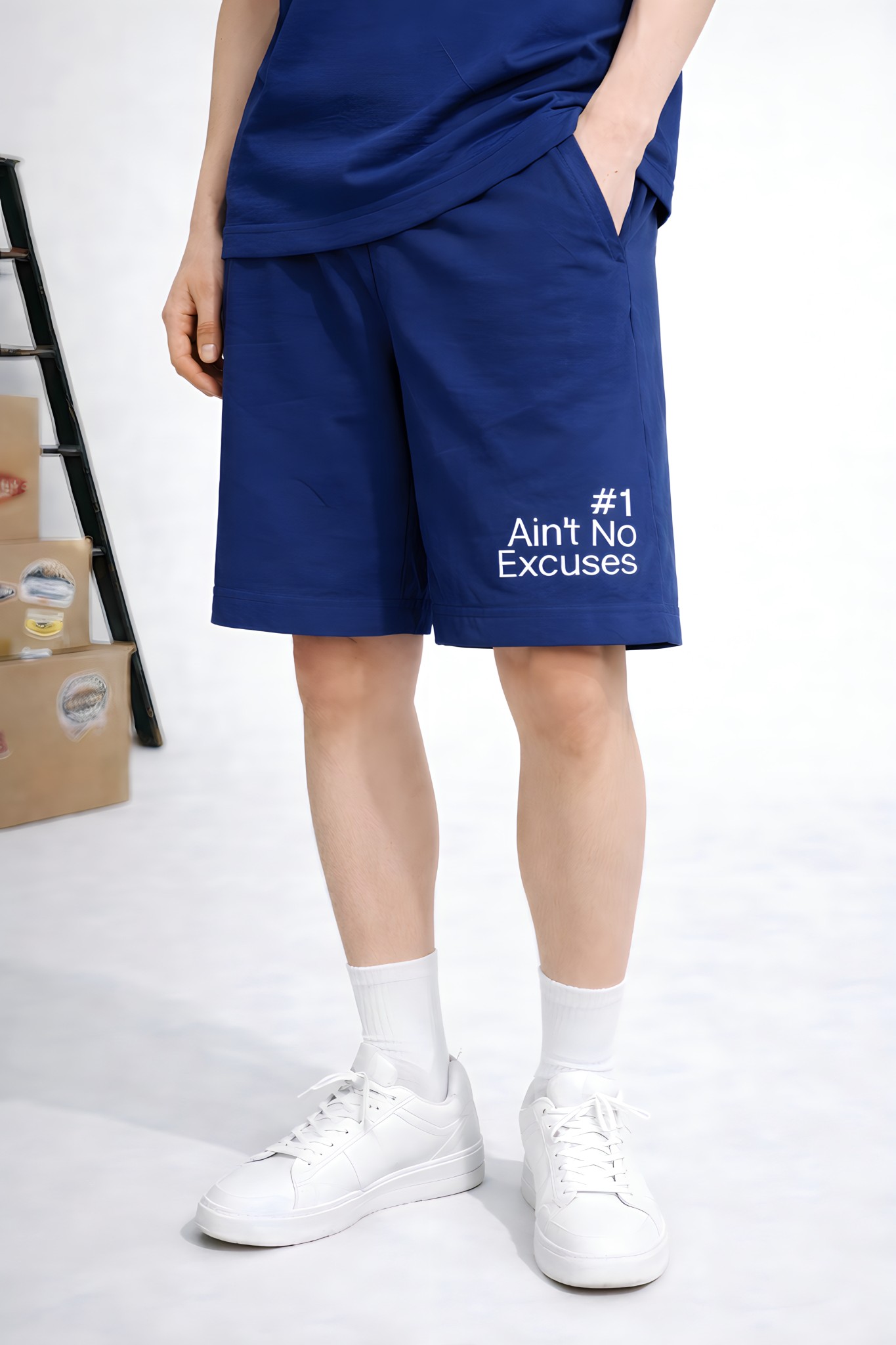 Quần short nỉ bé trai màu coban in chữ trắng