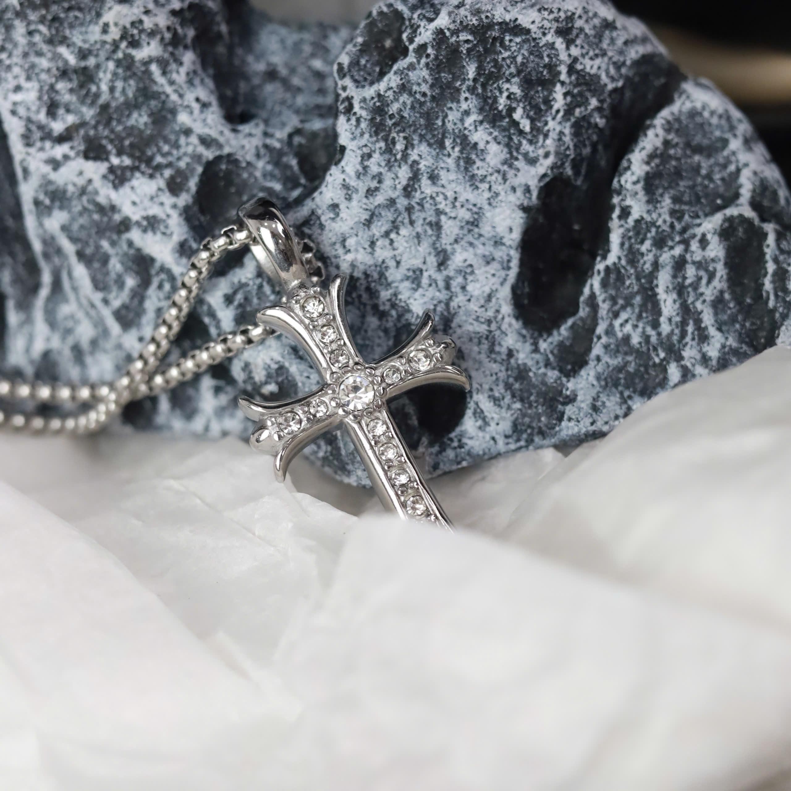 Vòng cổ titan chrome heart thánh giá đính đá_thumbnail_2