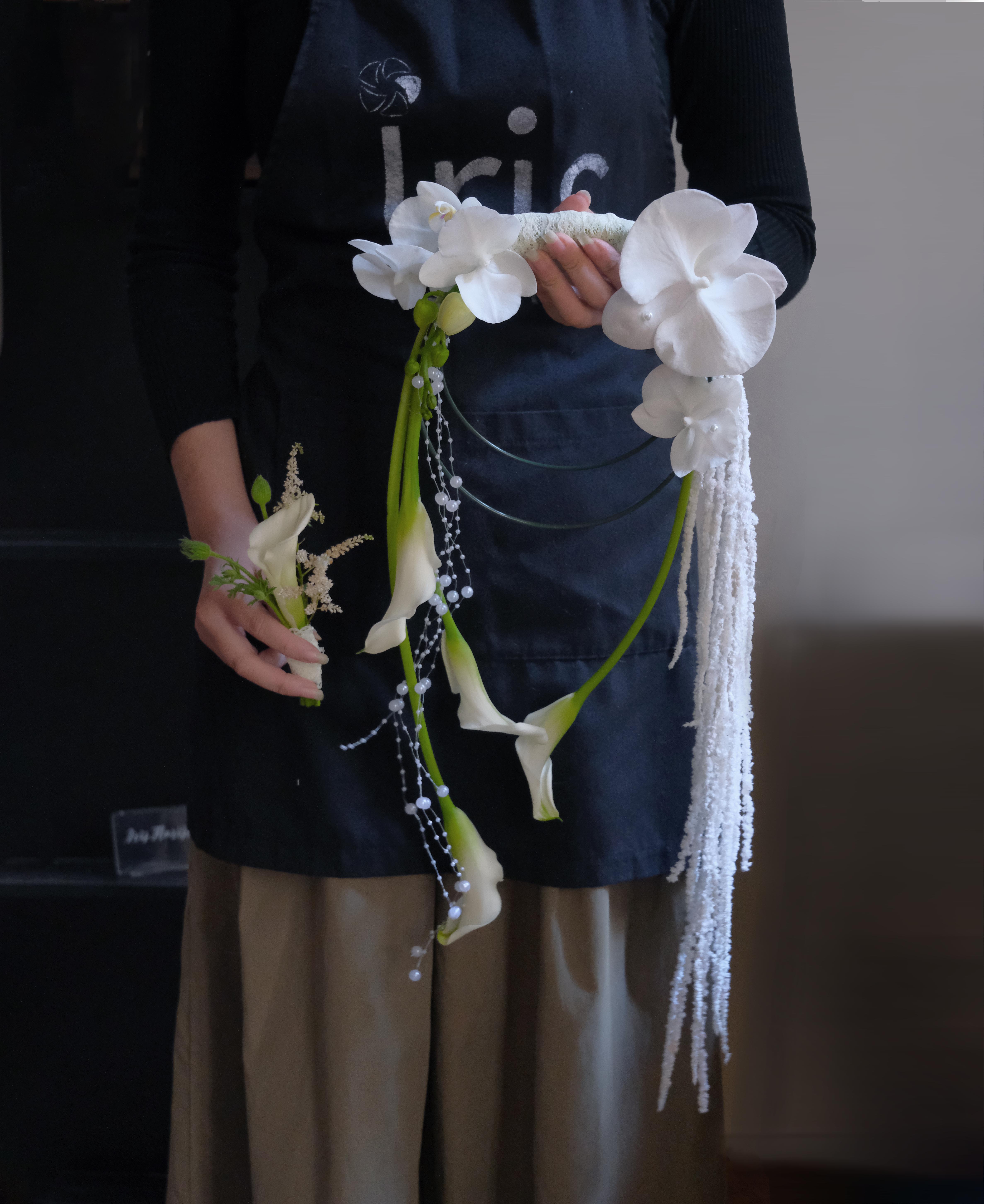 Vòng hoa cưới Calla mix lan hồ điệp, dền rủ