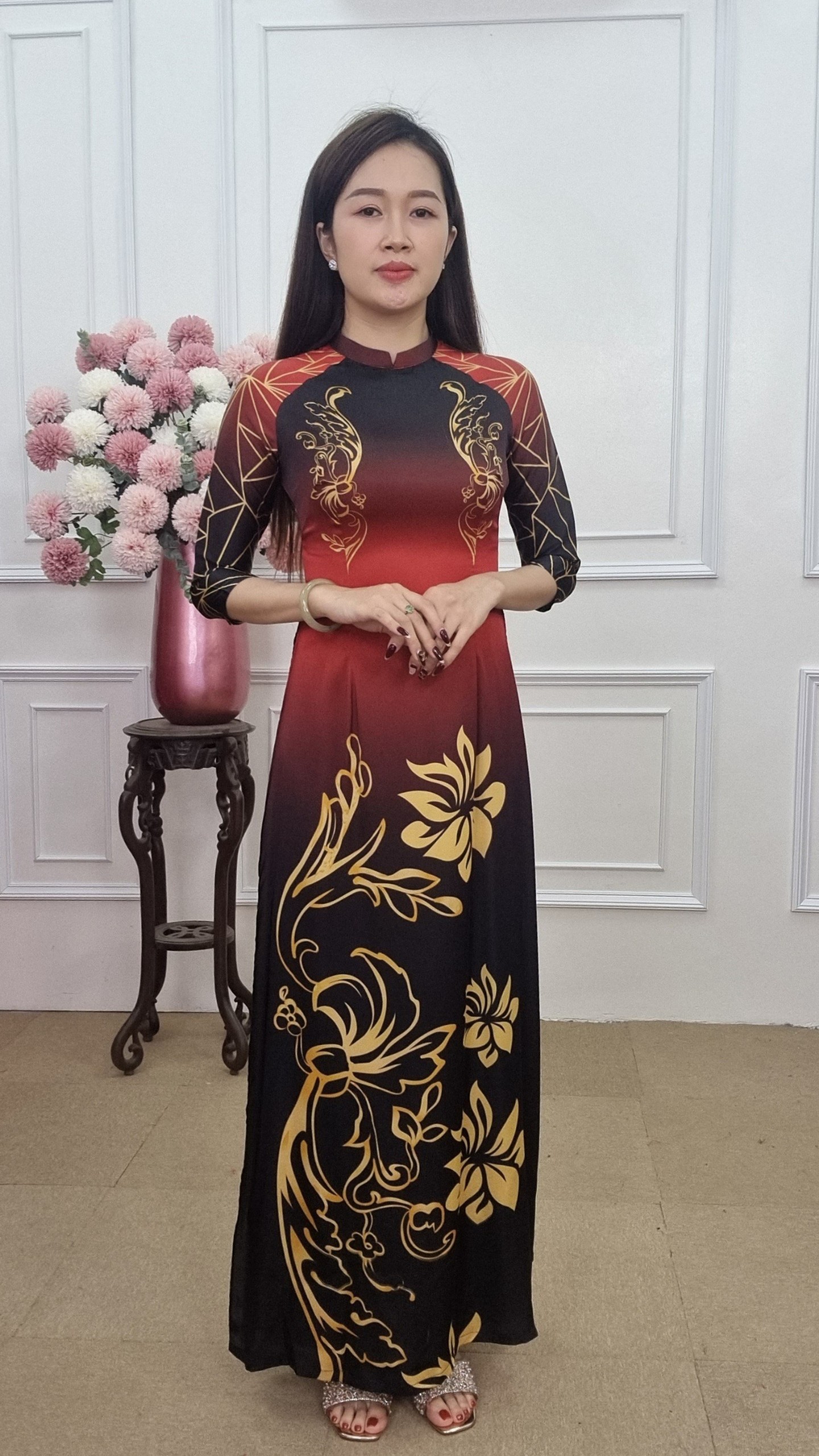 A2041 áo dài lụa pháp cổ 2p nền đỏ pha đen hoa vàng