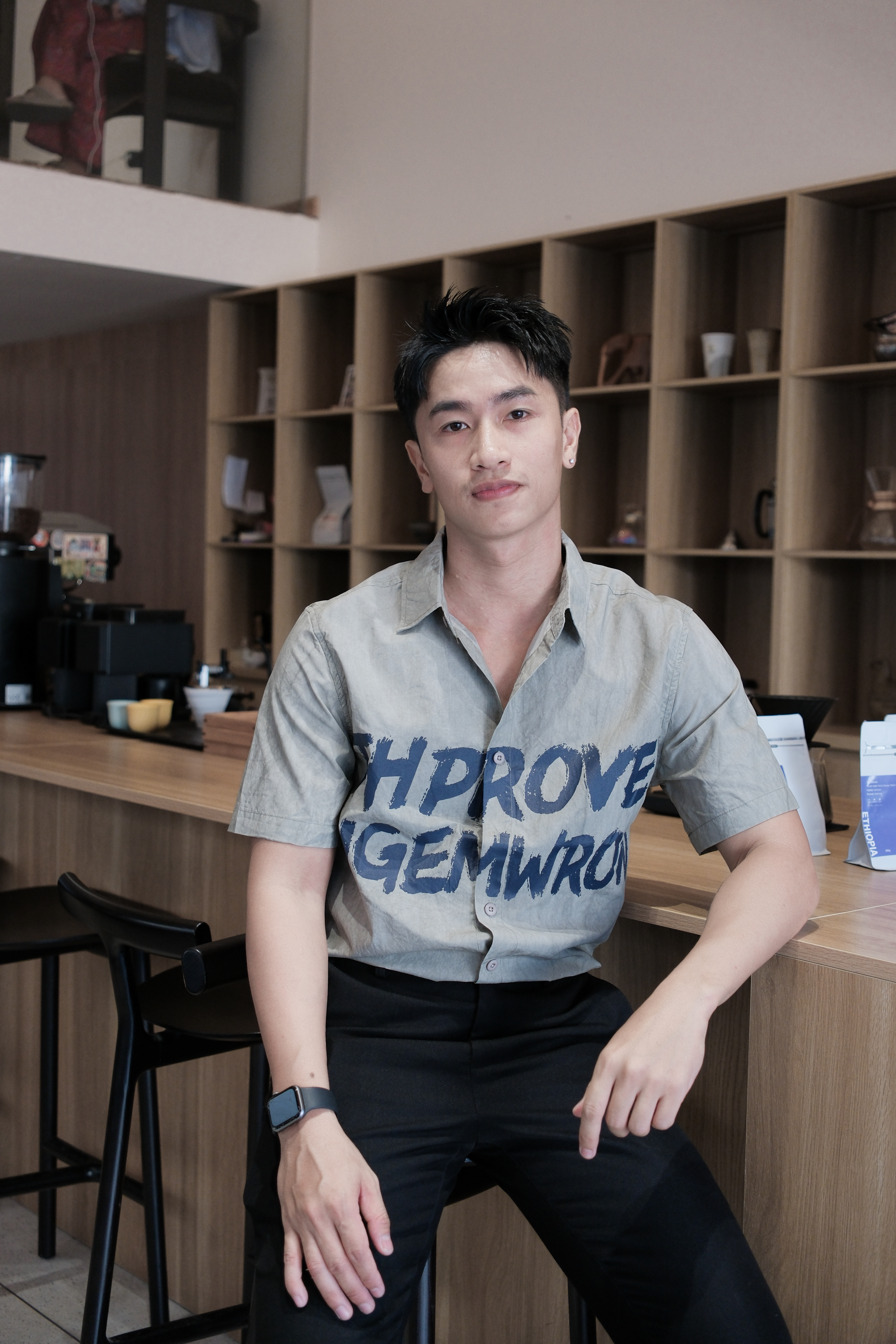 SA23 - Áo sơ mi nam tay ngắn cổ bẻ form rộng in chữ cá tính màu Khaki và Xám_thumbnail_7