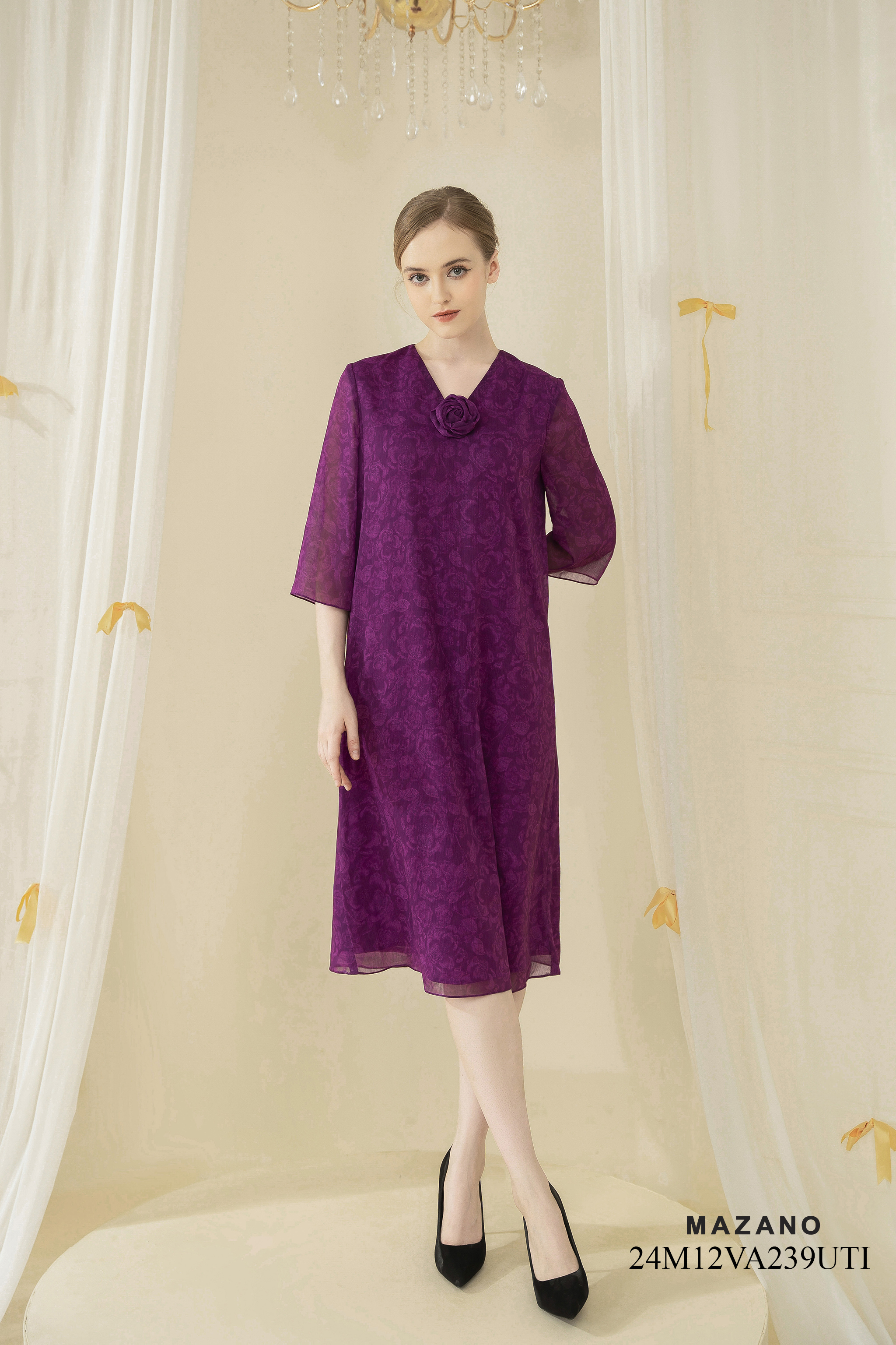 Váy Đầm Suông Vải voan xước Hoạ tiết hoa hồng cách điệu Cổ V Đính hoa thủ công Tay lỡ Dài qua gối_thumbnail_2