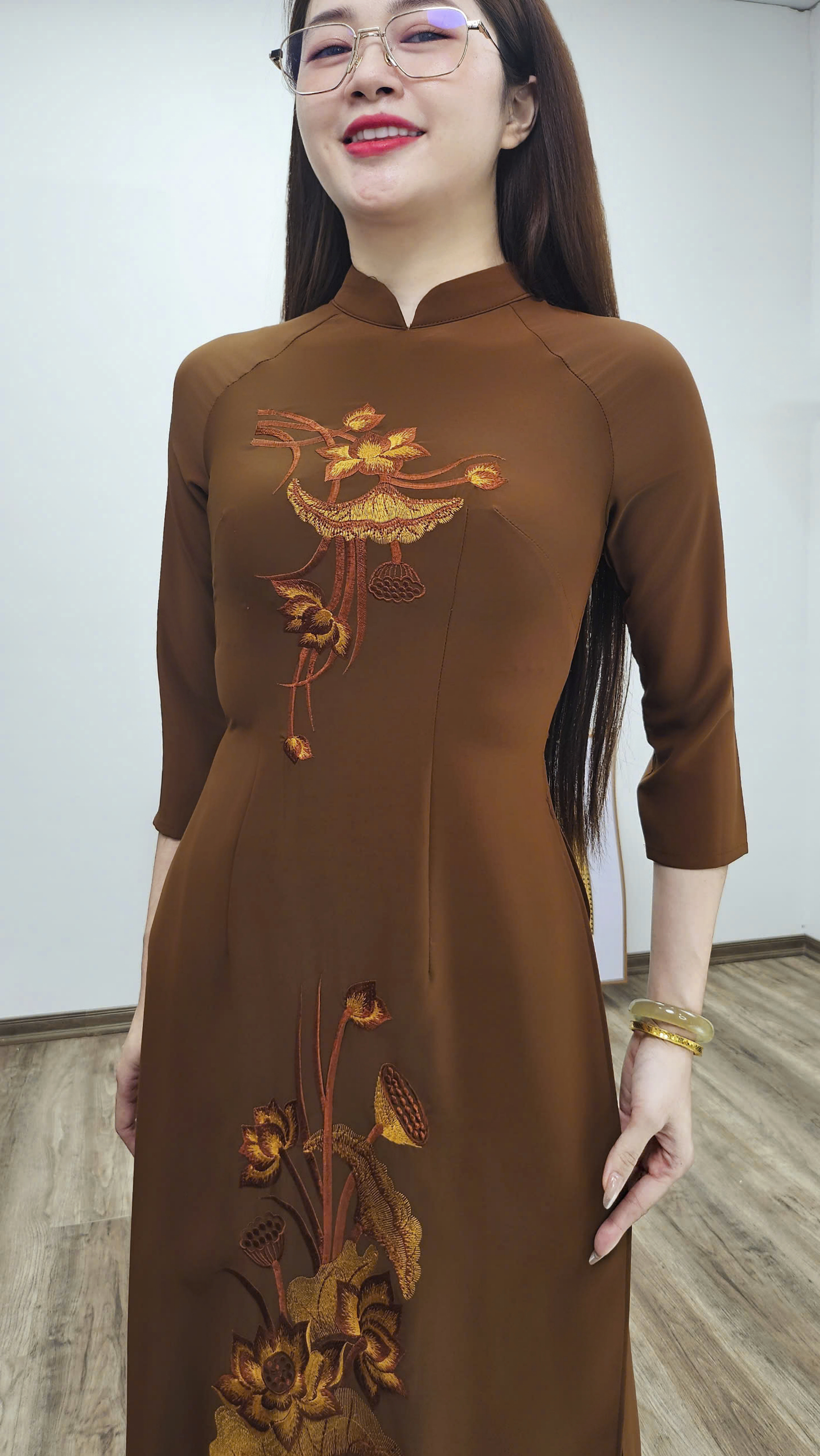 T457 áo dài cổ cao 3p tay lỡ lụa Mỹ nâu thêu hoa sen