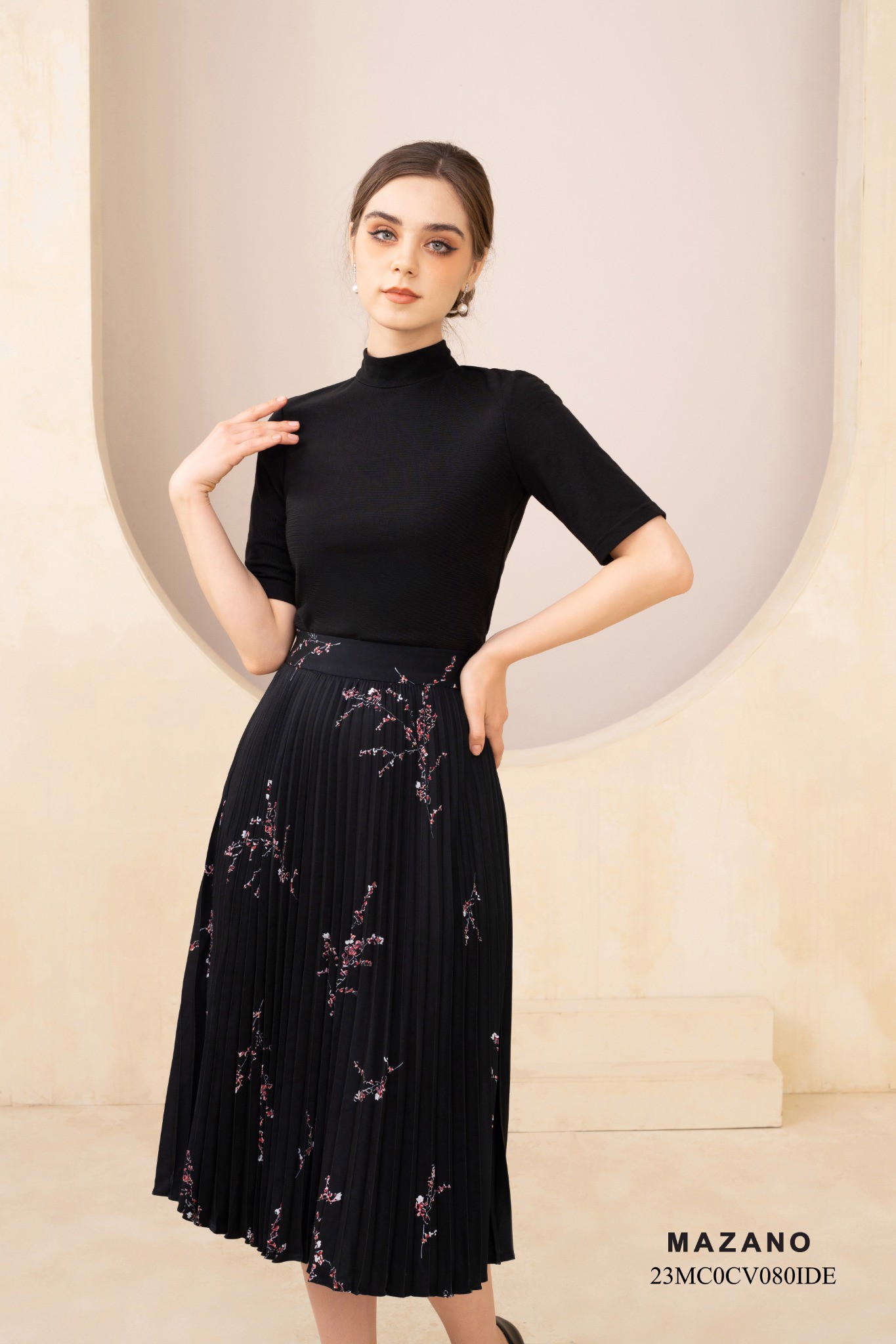 Chân váy lụa dập ly in họa tiết cành hoa đỏ