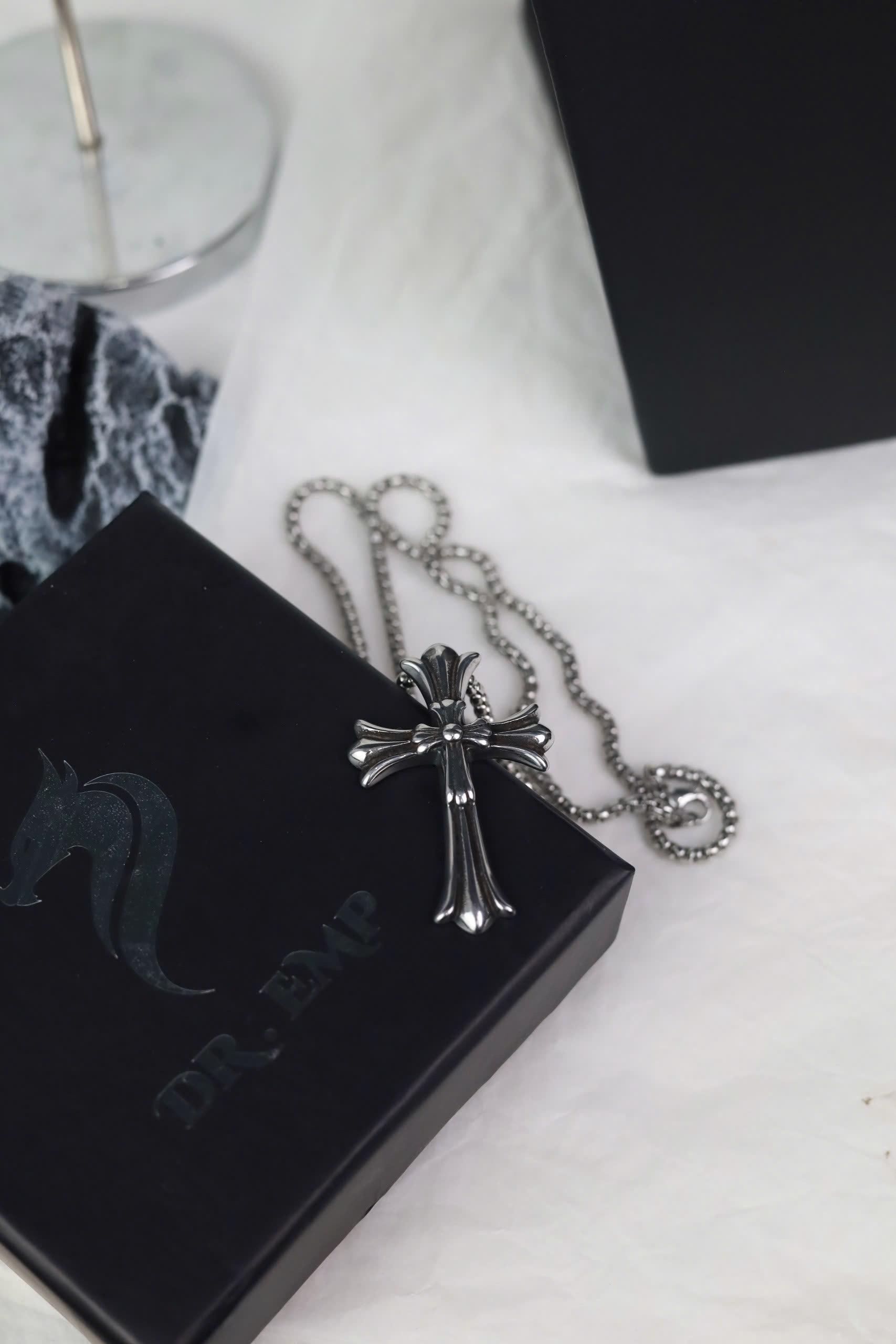 Vòng cổ titan thánh giá khắc chữ ở sau_thumbnail_2