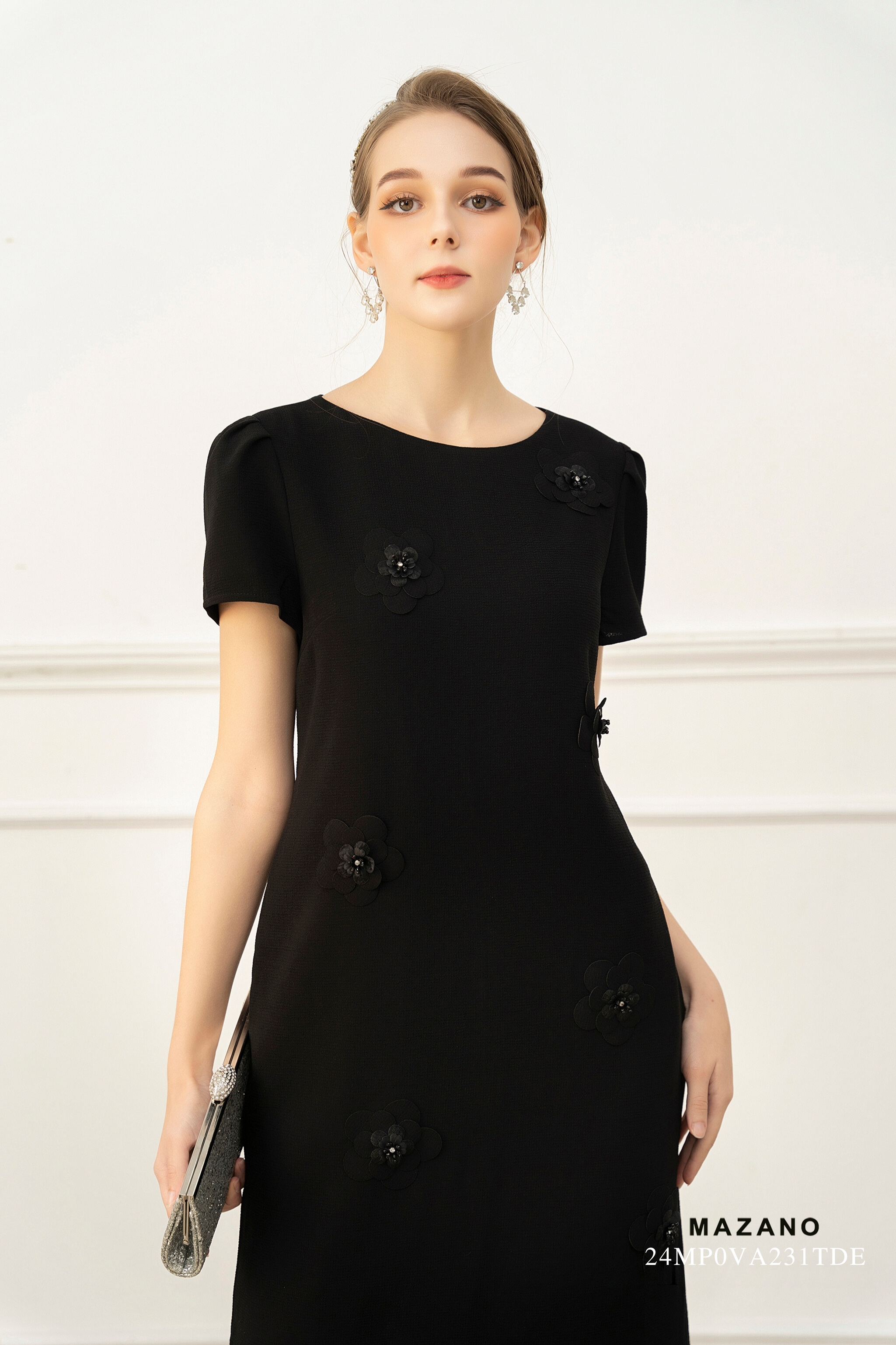 Váy Đầm suông Vải Thô  trang trí đính hoa cắt laze Cổ tròn đính đá Dài tới bắp chân - Hàng Tái đổi mã 24HP0VA001TDE TÁI_thumbnail_3