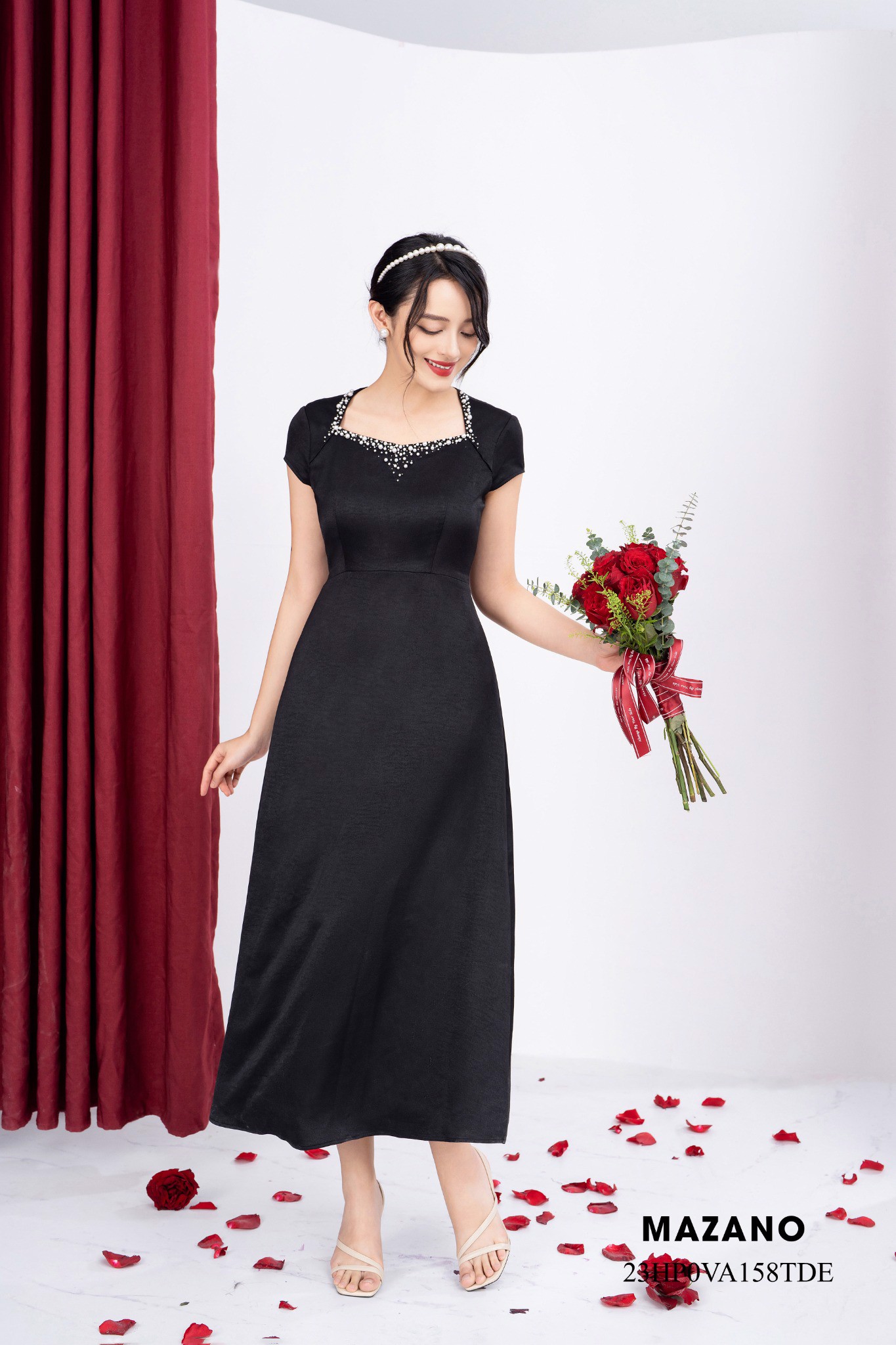 Đầm thân ôm chân rủ dài cổ kim cương đính trang trí_thumbnail_1