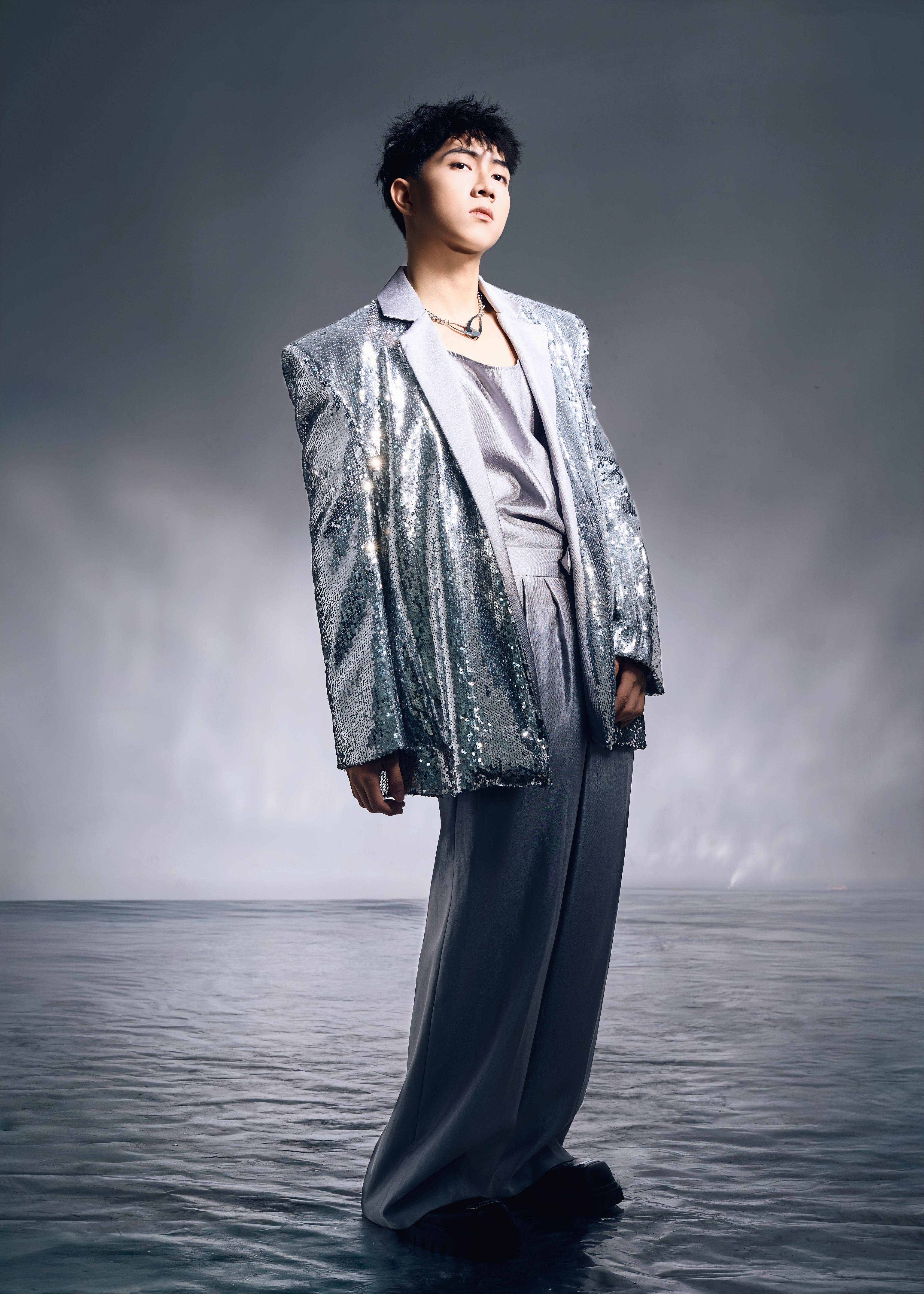 Vest ánh bạc sequin – Biểu tượng của sự tỏa sáng và cá tính đương đại