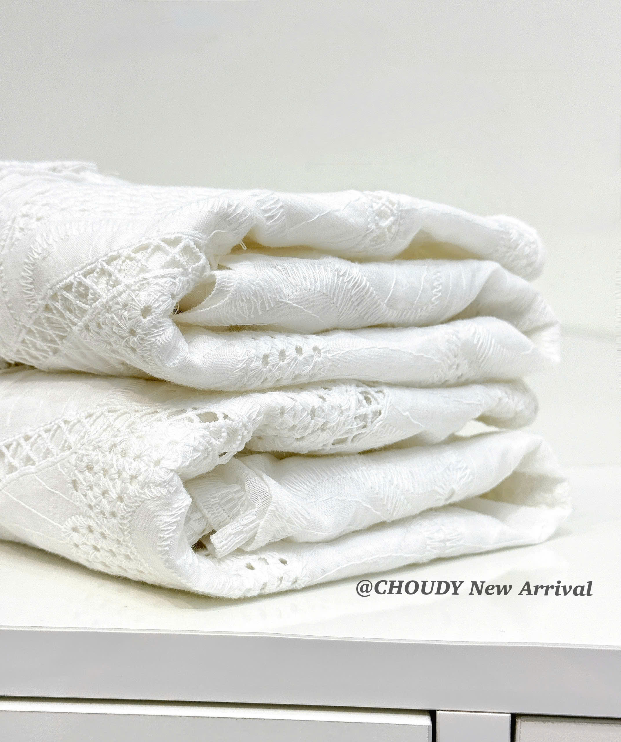 U682 ÁO KIỂU ĐỤC LỖ TRẮNG_thumbnail_2