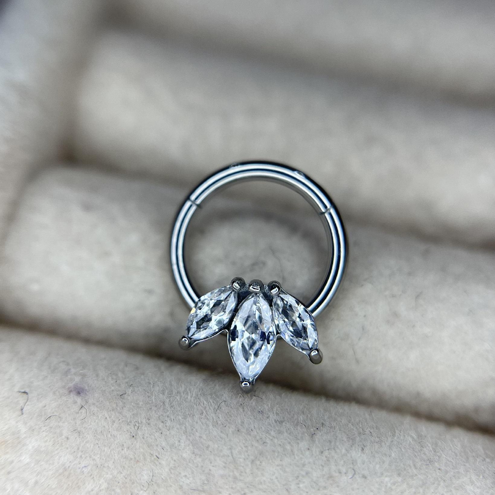 Khuyên daith bông hoa 3 cánh đá.