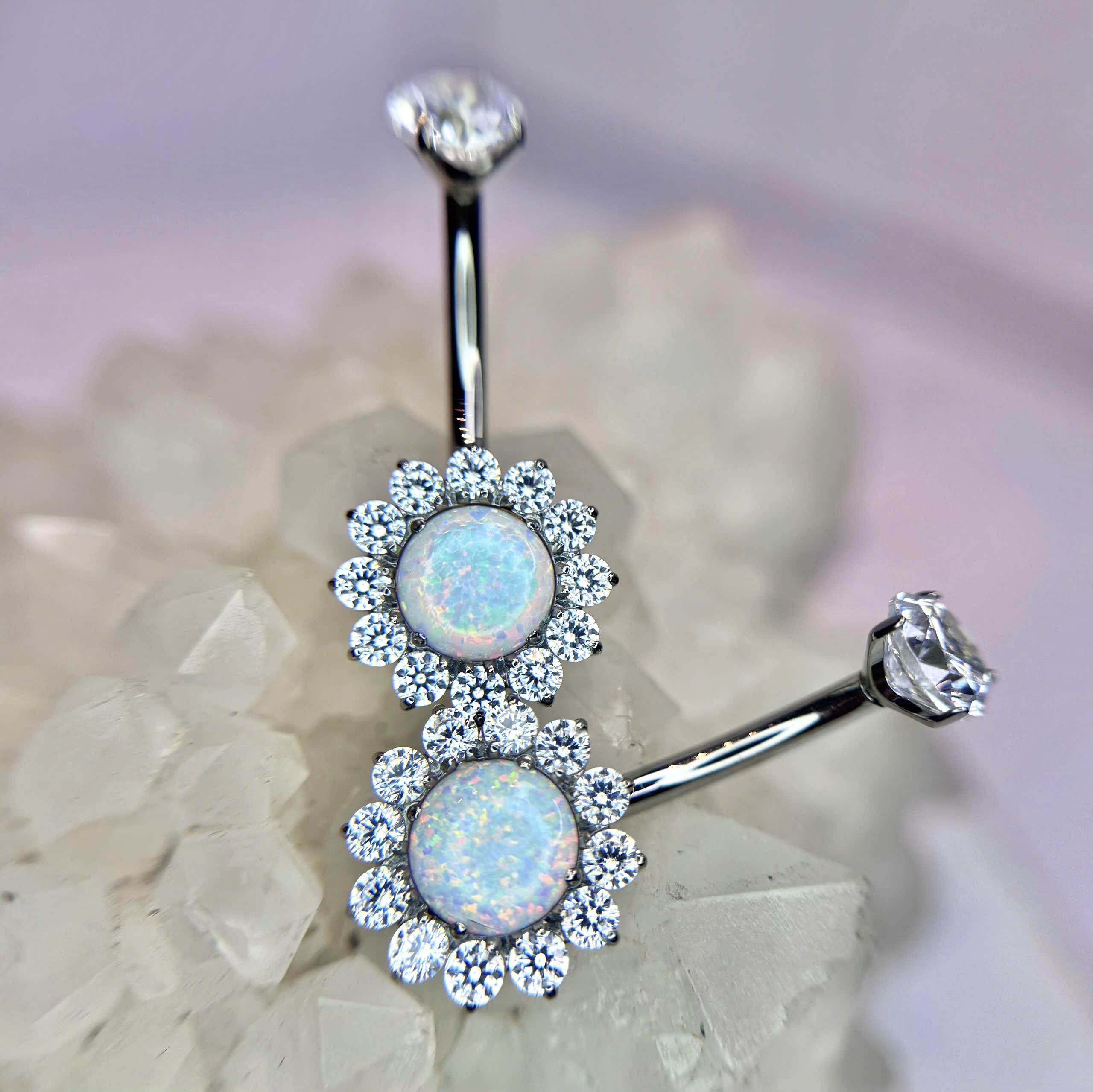 Rốn titan đá trắng opal viền kim cương
