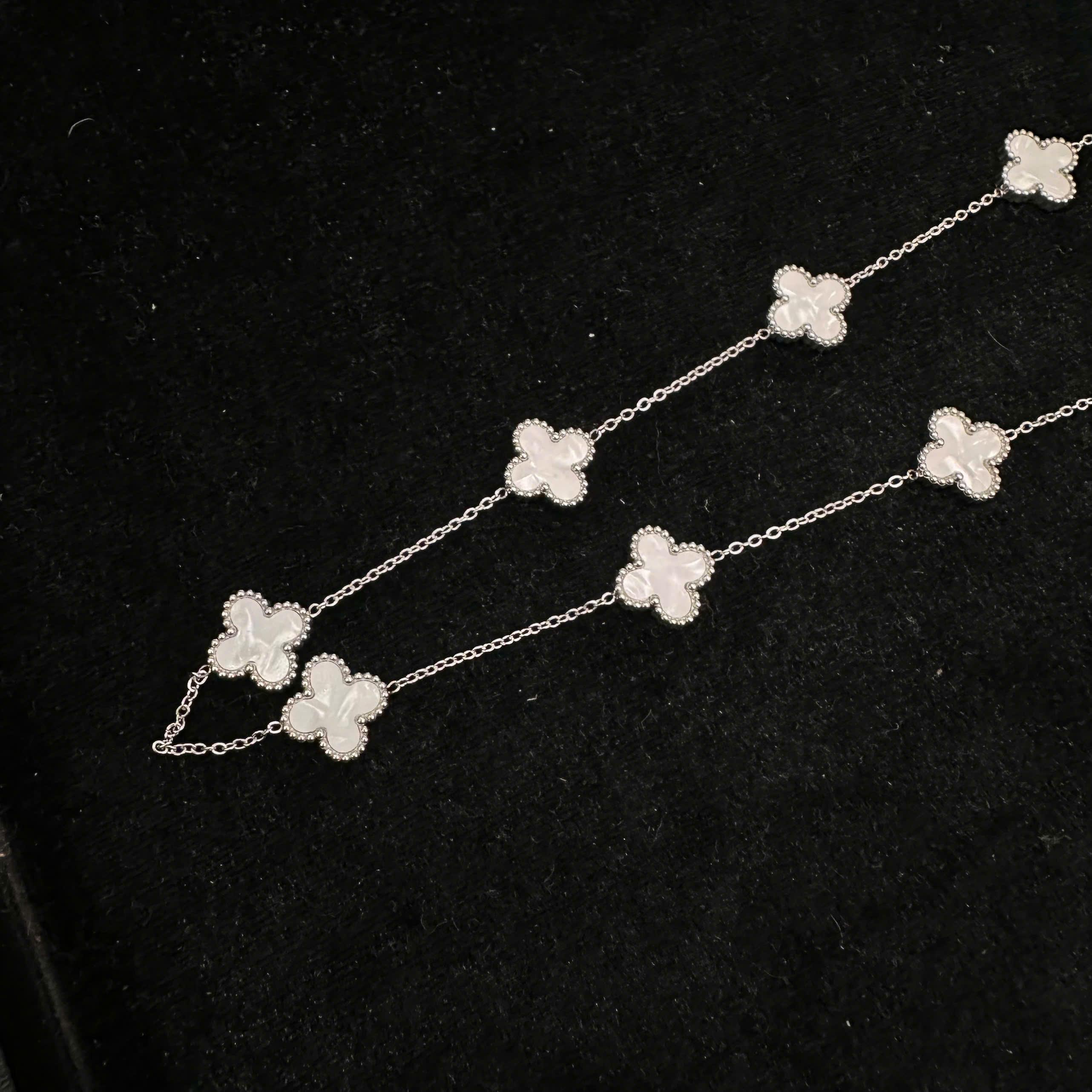 vòng cổ van cleef nhiều charm trắng viền bi bạc nhỏ