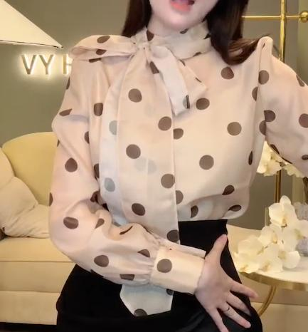 Áo Chấm Bi Phối Nơ Cổ