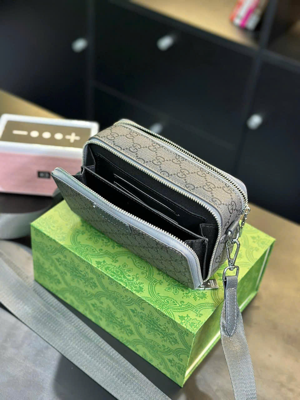 Túi đeo chéo Gucci dáng hộp chữ nhật gam xám khóa kim loại_thumbnail_4