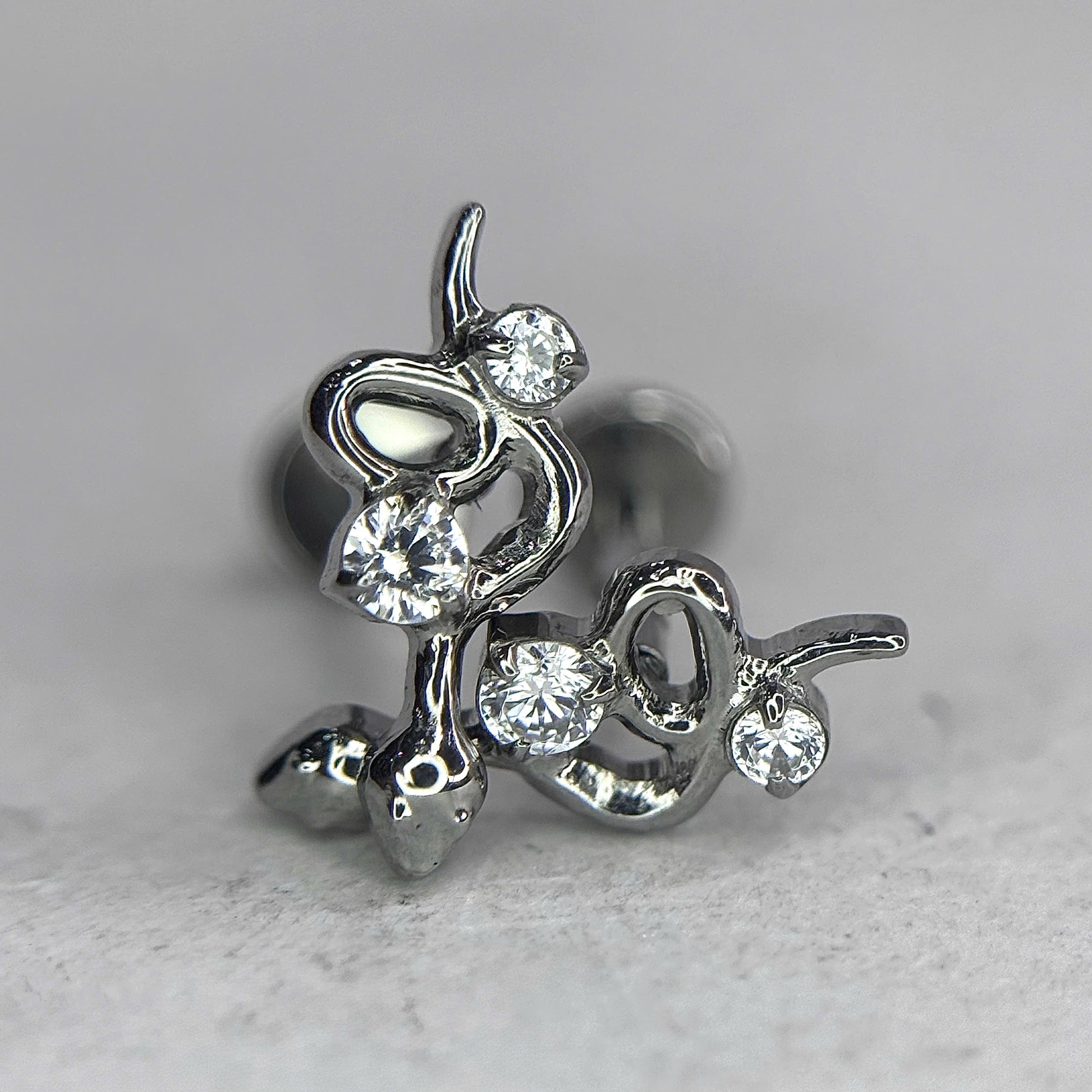 Khuyên kiểu titan rắn trơn đính 2 đá nhỏ