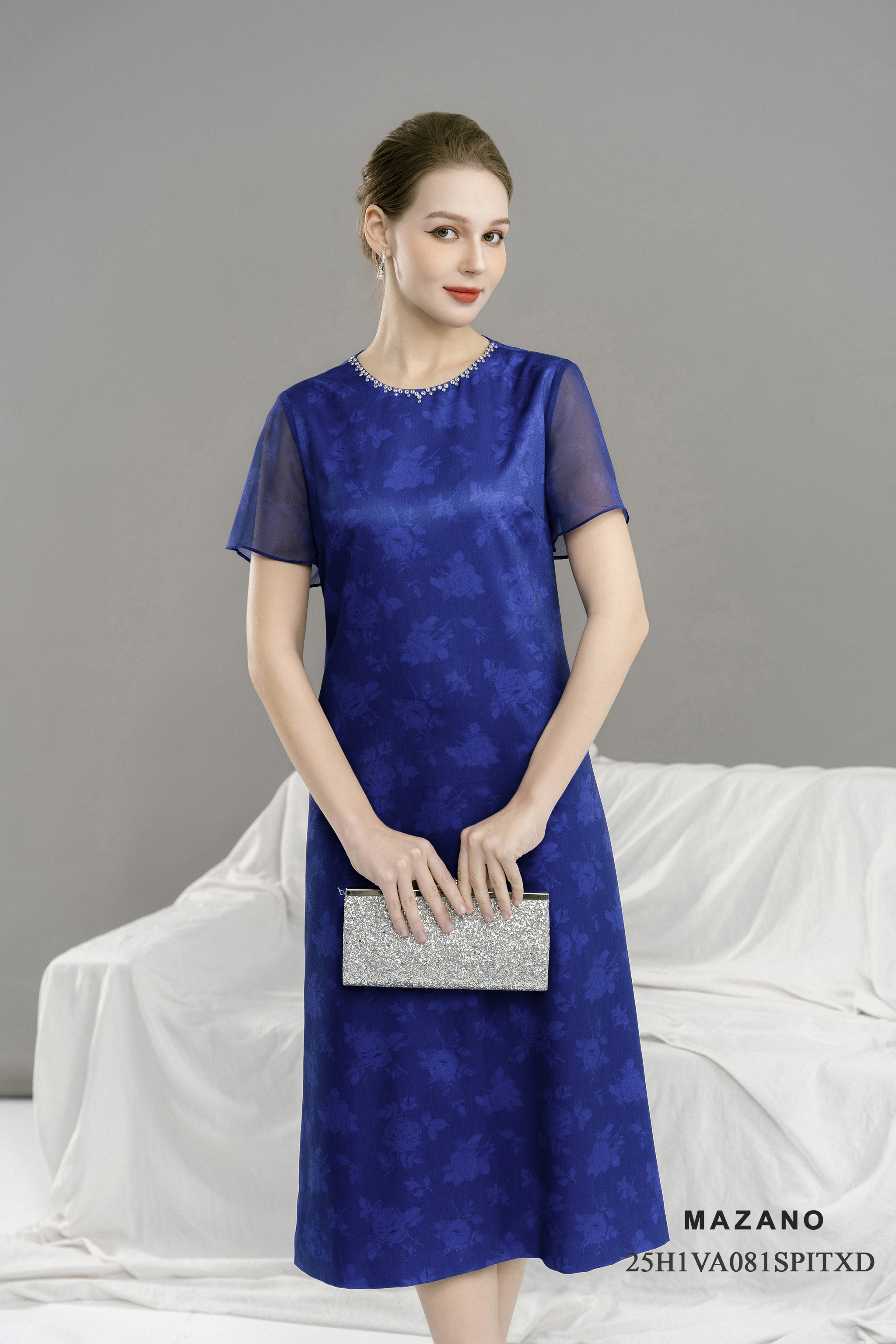 Váy Đầm Suông Vải thô sạn Hoạ tiết hoa hồng cách điệu Cổ tròn Đính đá sang trọng Tay ngắn Dài ngang bắp chân_thumbnail_2