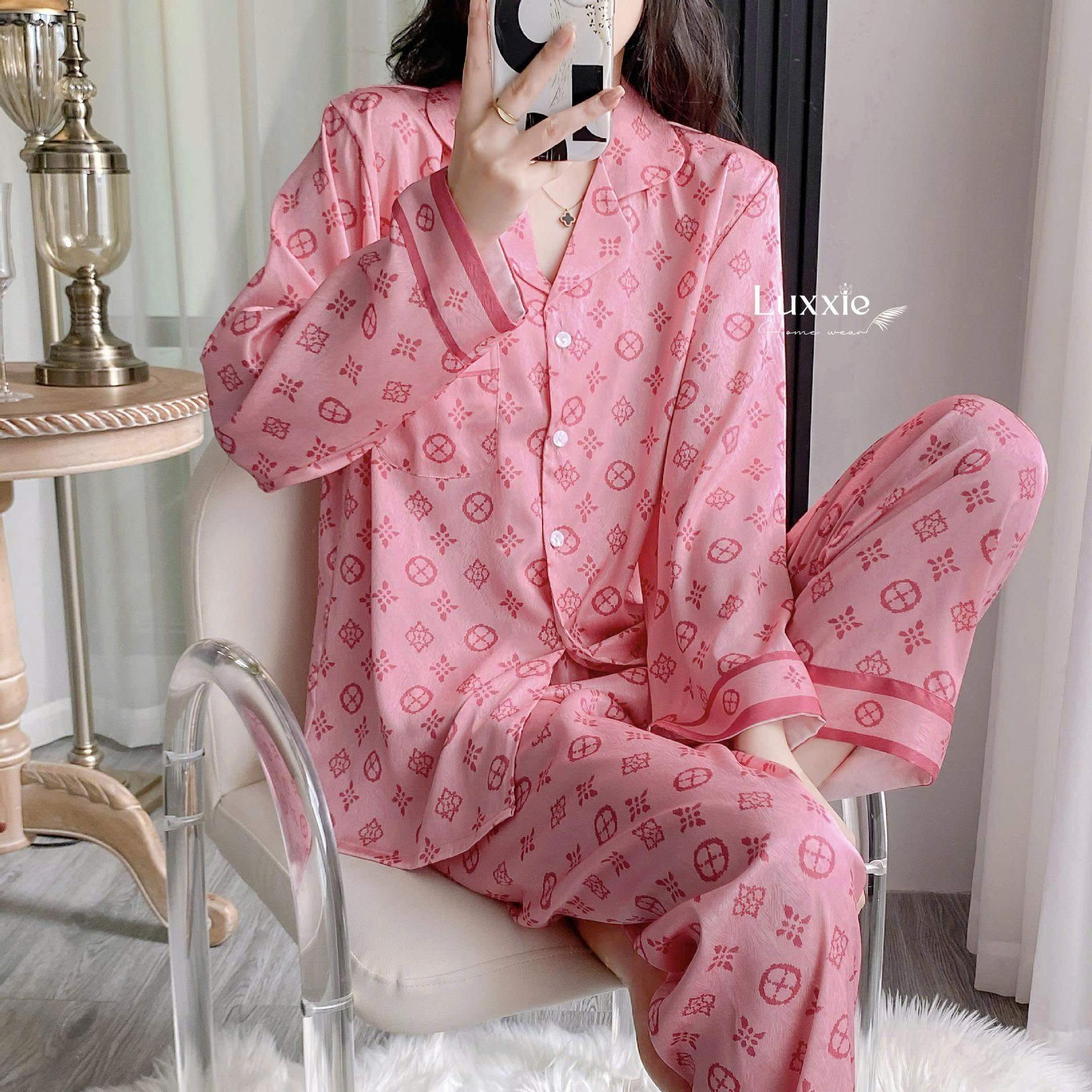 LEDAI10 Pijama lụa xước hồng họa tiết monogram