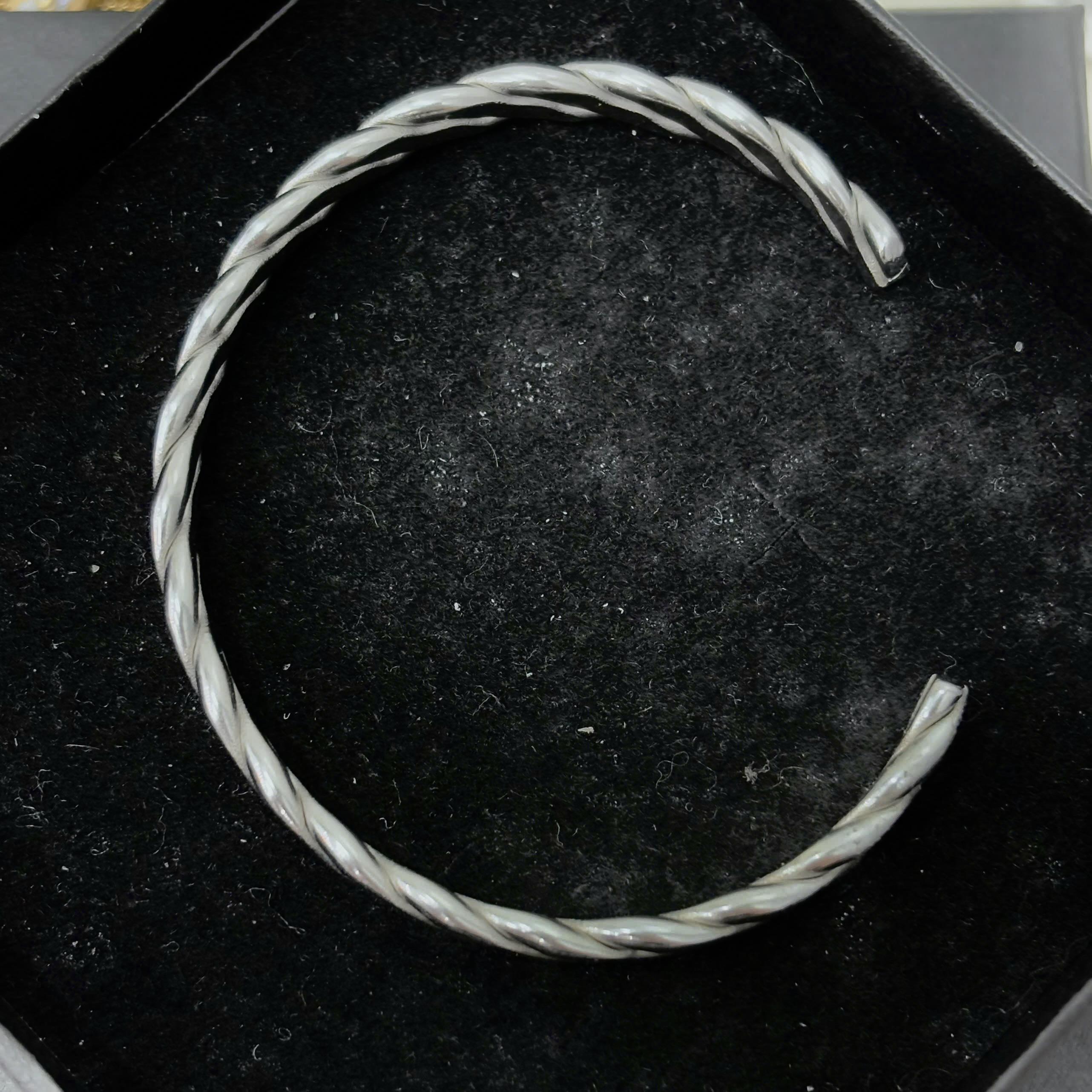 Vòng tay cuff titan dẹt xoắn._thumbnail_3