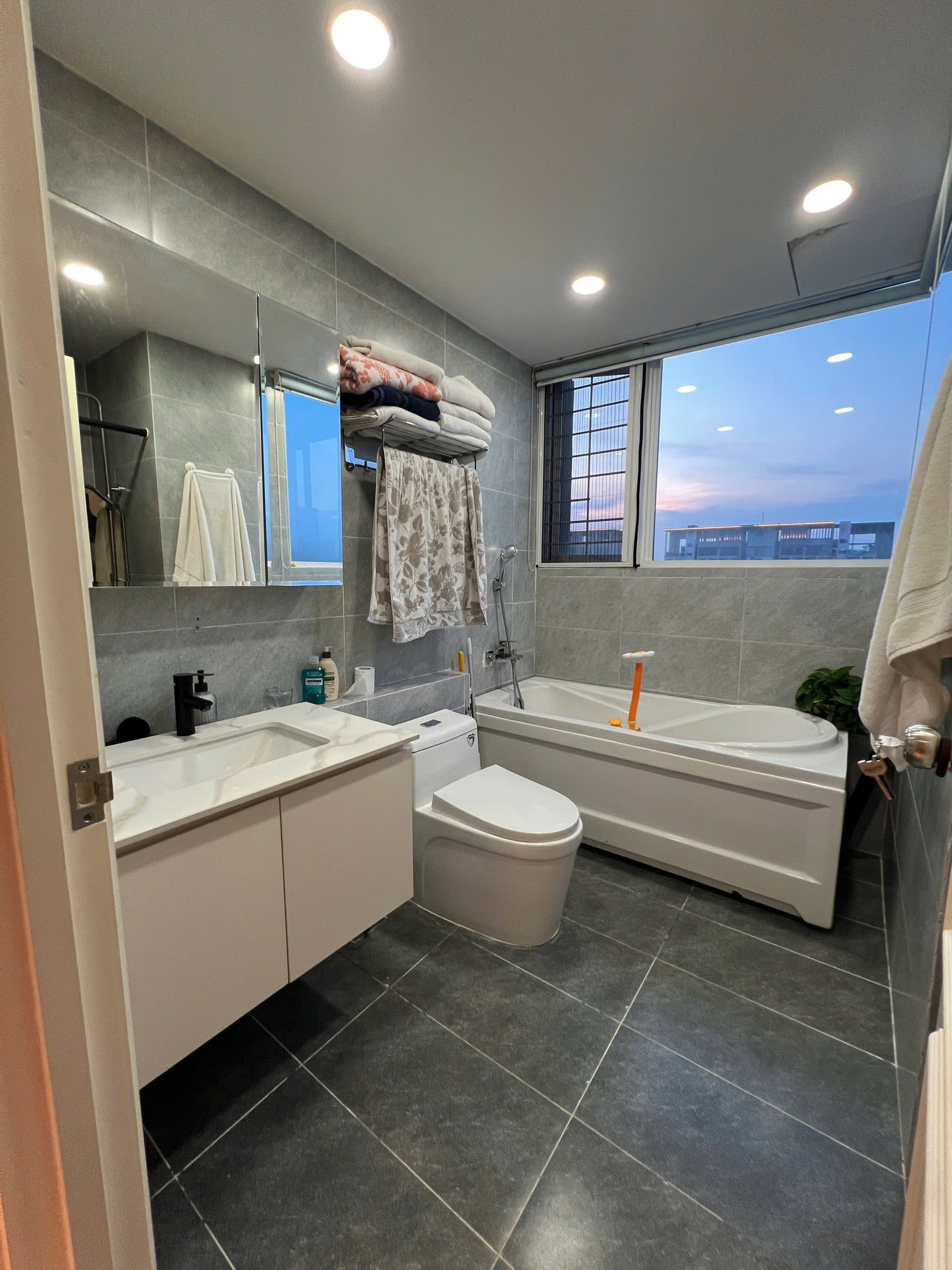 Nhà đẹp, giá rẻ - PKD Vista Verde tung list căn hộ chuyển nhượng 3PN, full nội thất đẹp_thumbnail_2