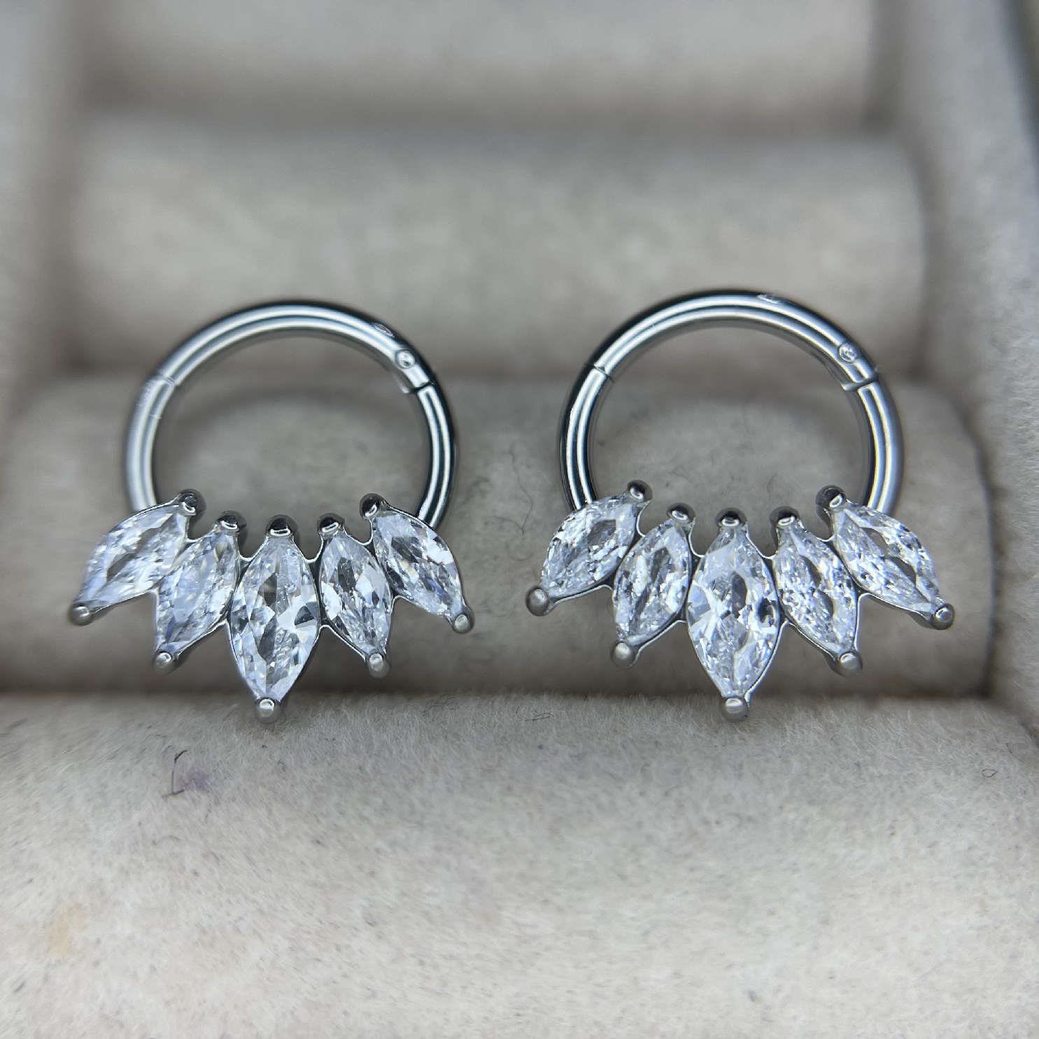 Khuyên daith bông hoa 5 cánh._thumbnail_1