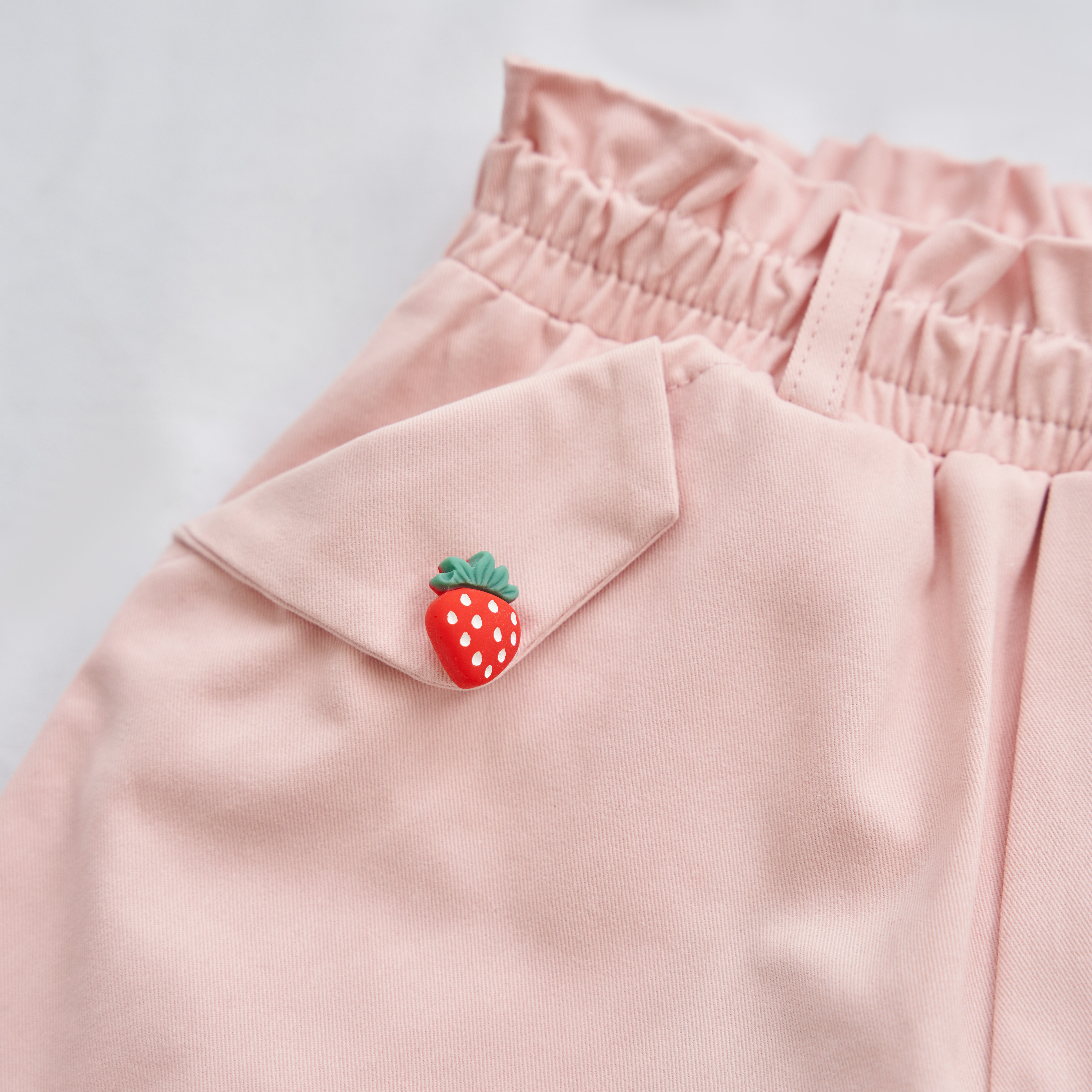 Quần sooc bèo cạp đính cúc dâu_thumbnail_3