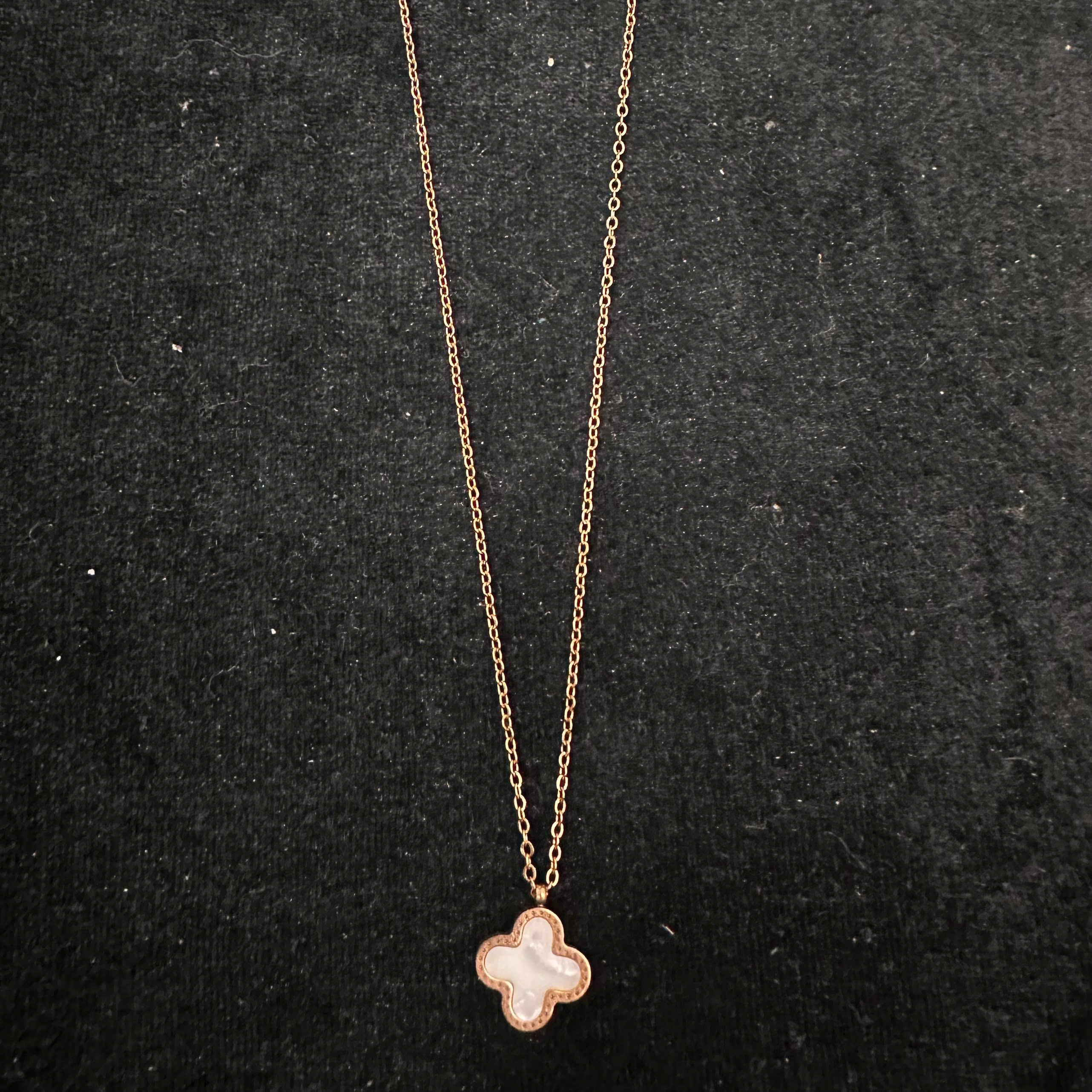 vòng cổ titan màu vàng charm hoa bốn cánh trắng._thumbnail_2