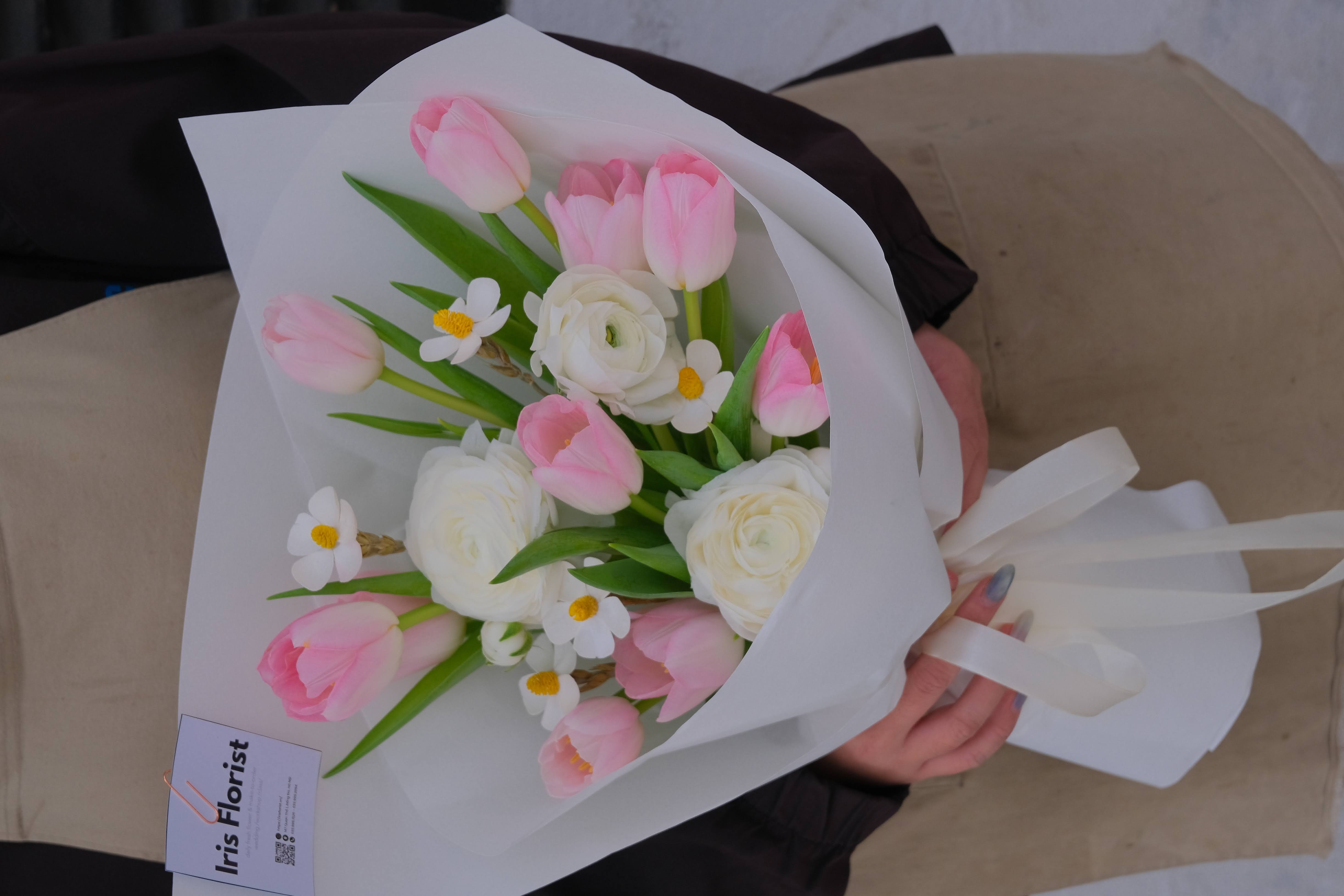 Tulip hồng mix mao lương và cúc gỗ