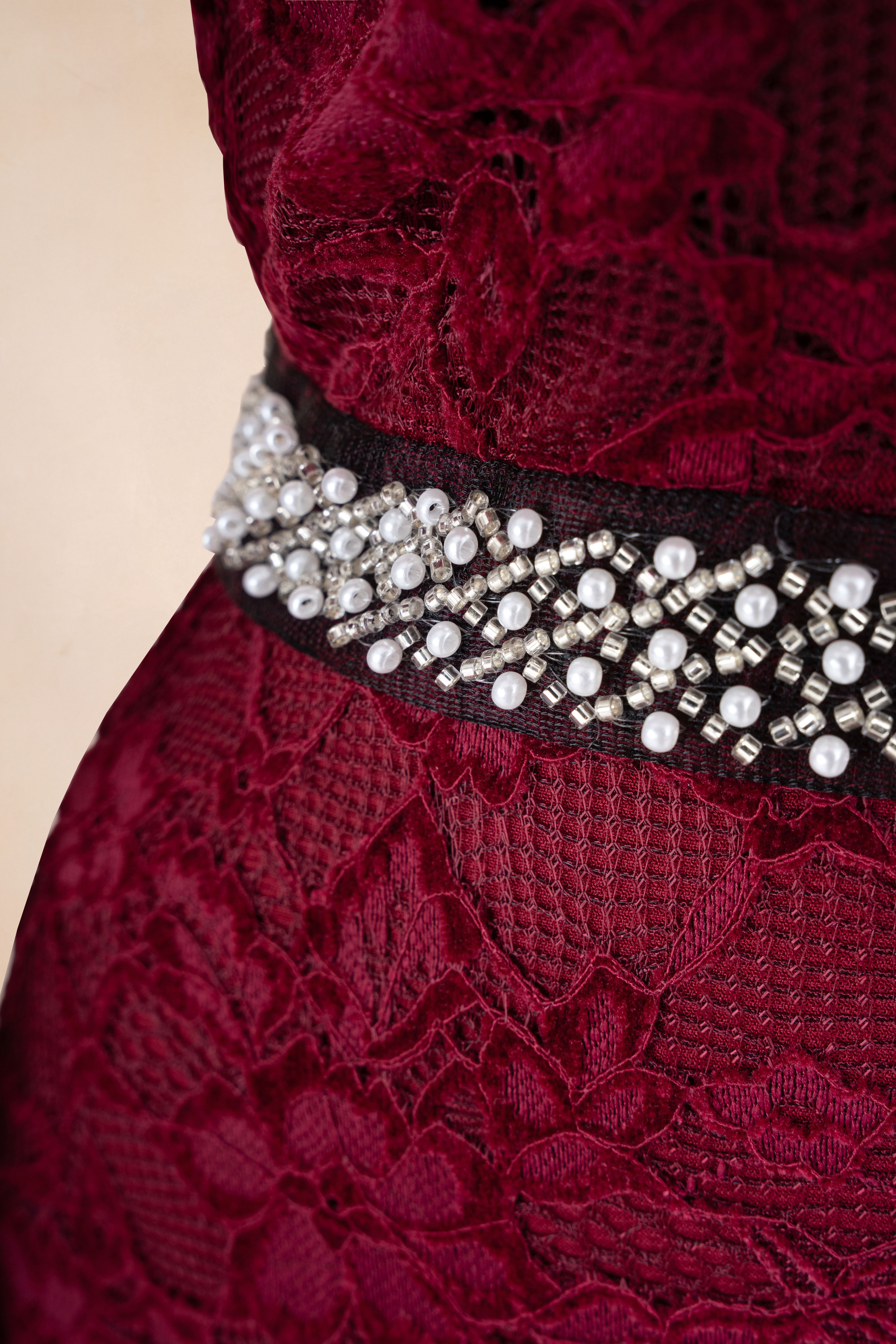 Đầm Bút Chì Ren Đai Cườm Cổ V_thumbnail_3