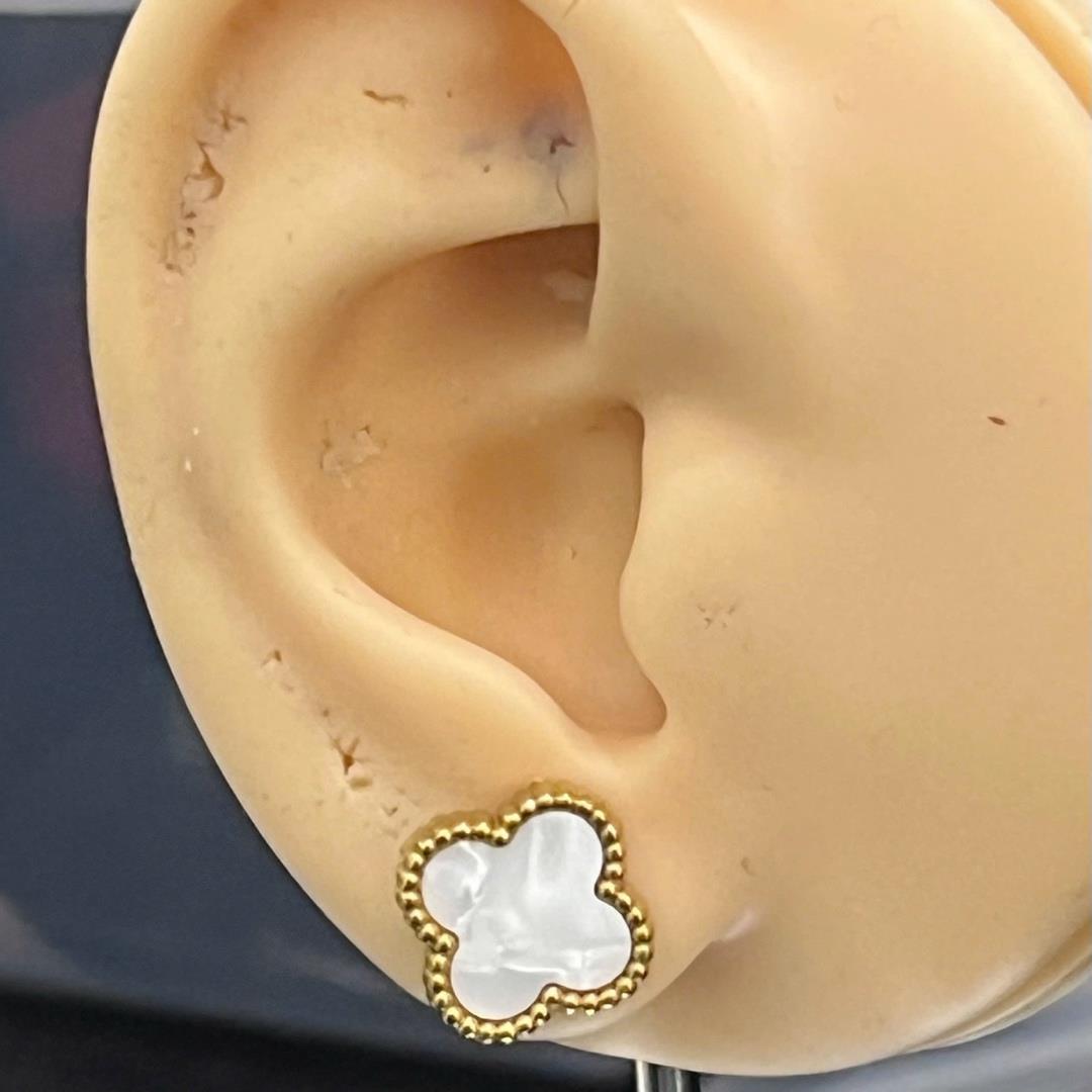 khuyên kiểu cặp cỏ bốn lá màu trắng xà cừ sang chảnh viền bi vàng quý phái_thumbnail_3