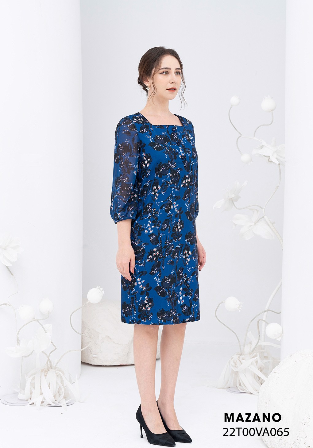 Đầm xanh dương họa tiết suông vừa