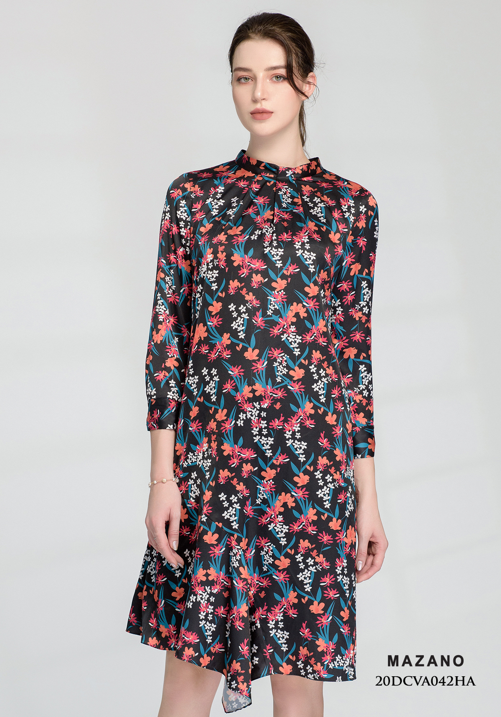 Đầm đen suông mullet họa tiết xếp ly cổ