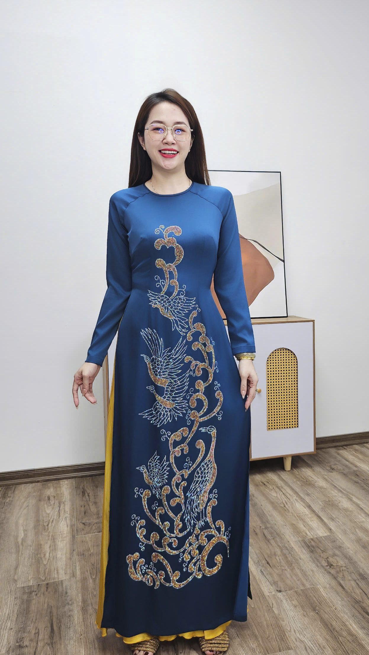 A3015 áo dài cổ khít tay dài lụa ánh sao đính đá vàng chim hạc_thumbnail_1