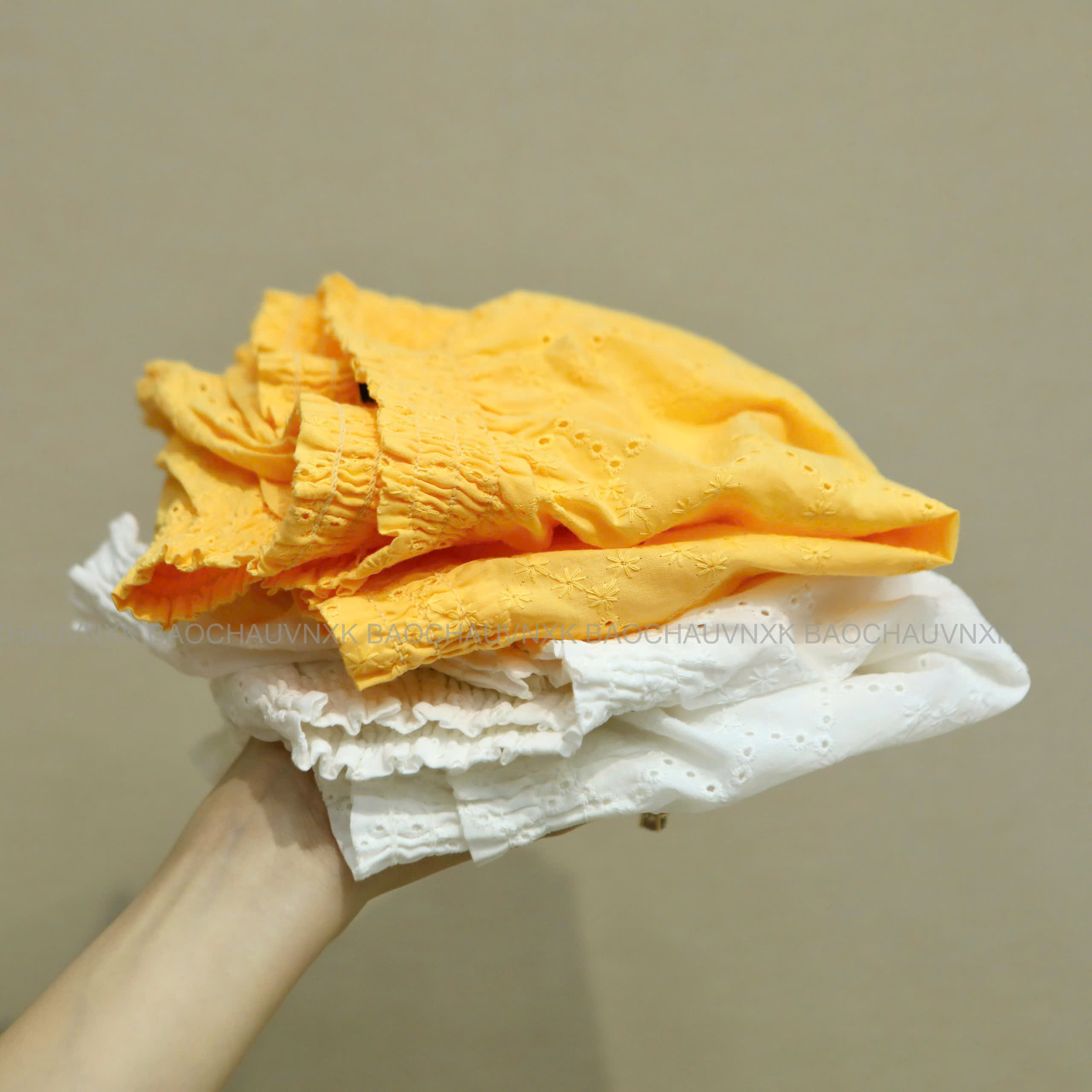 A105 ÁO KIỂU ĐỤC LỔ 2 MÀU_thumbnail_18