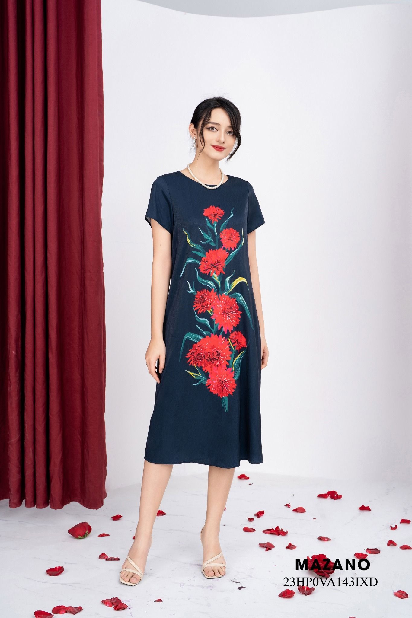 Đầm lụa in cúc kim cương đỏ