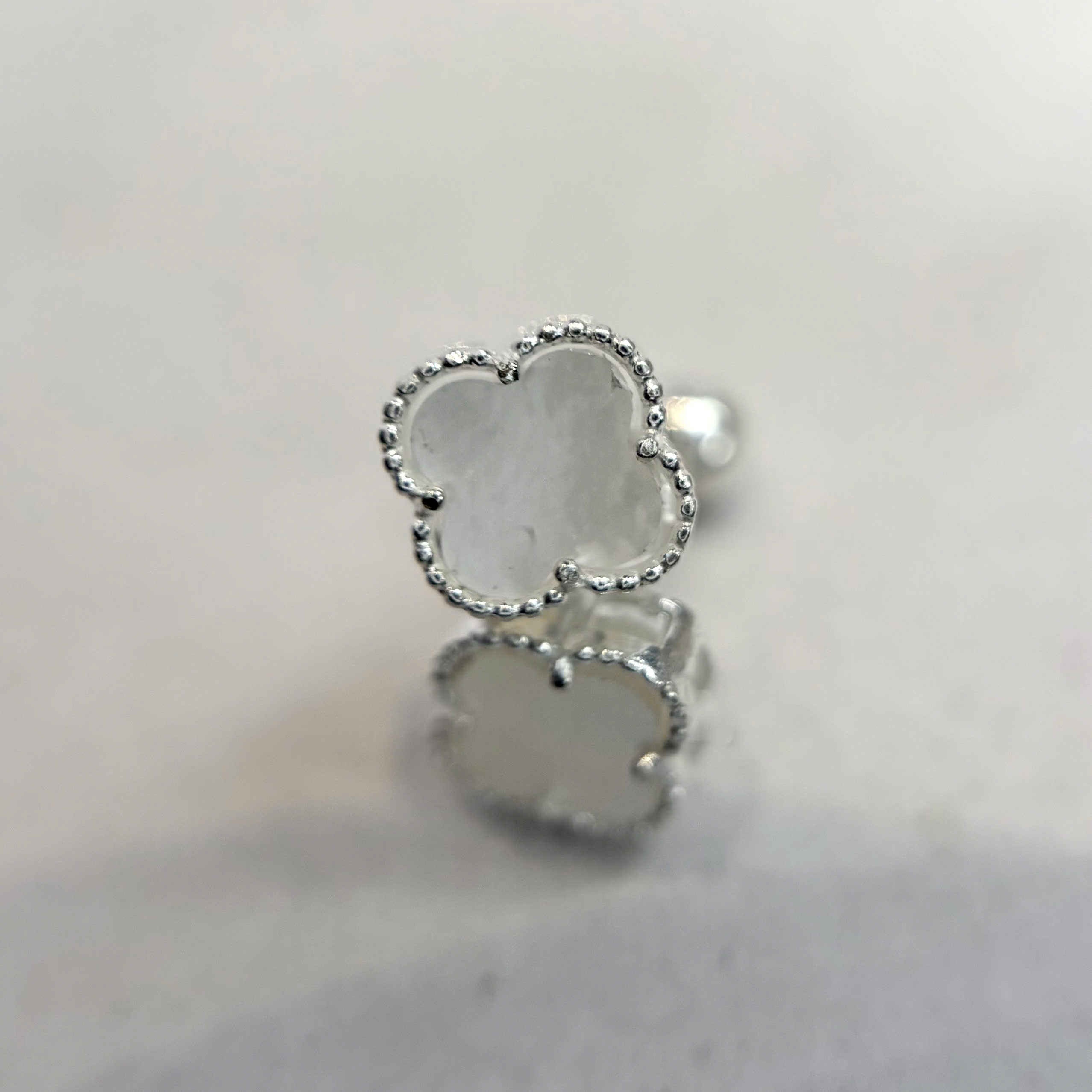 Khuyên kiểu bạc xi kim 4 lá trắng