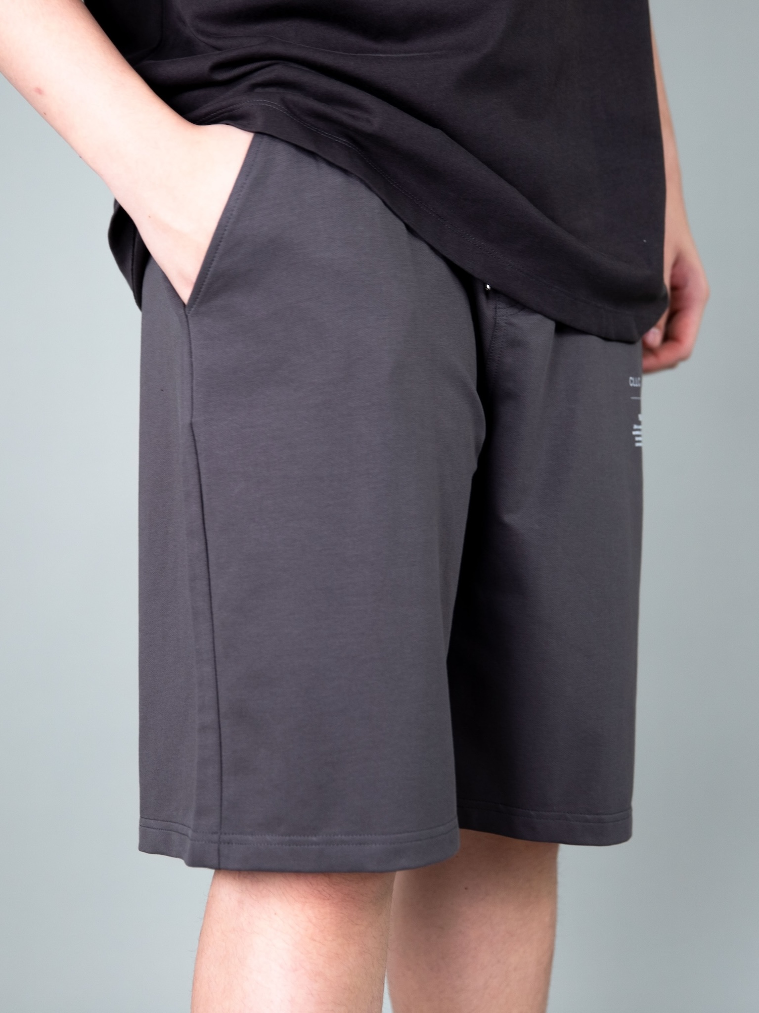 Quần short bé trai màu đen ghi in chữ trắng_thumbnail_2