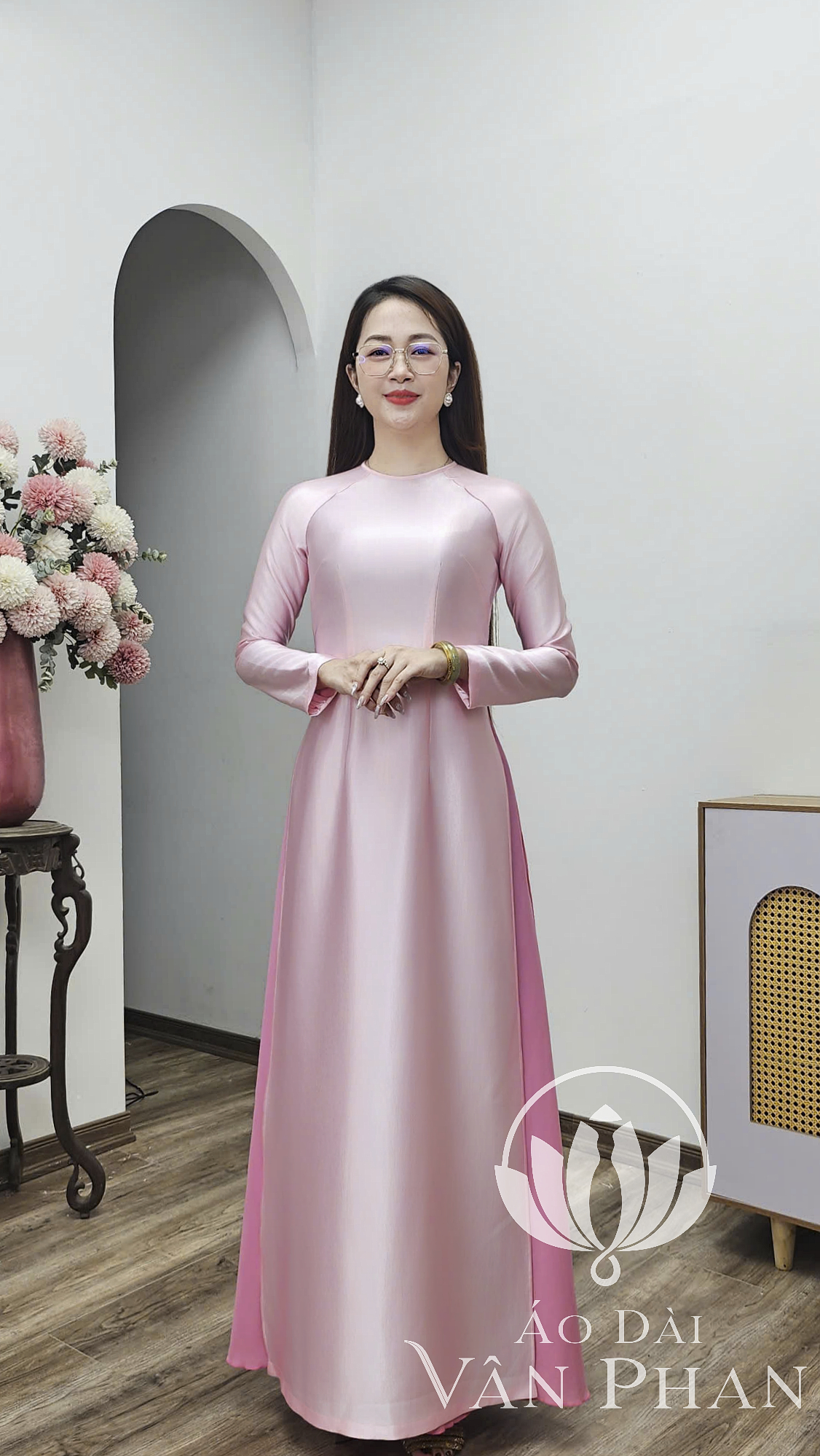 A3058CT áo dài cổ tròn tay dài lụa queen màu hồng nhạt