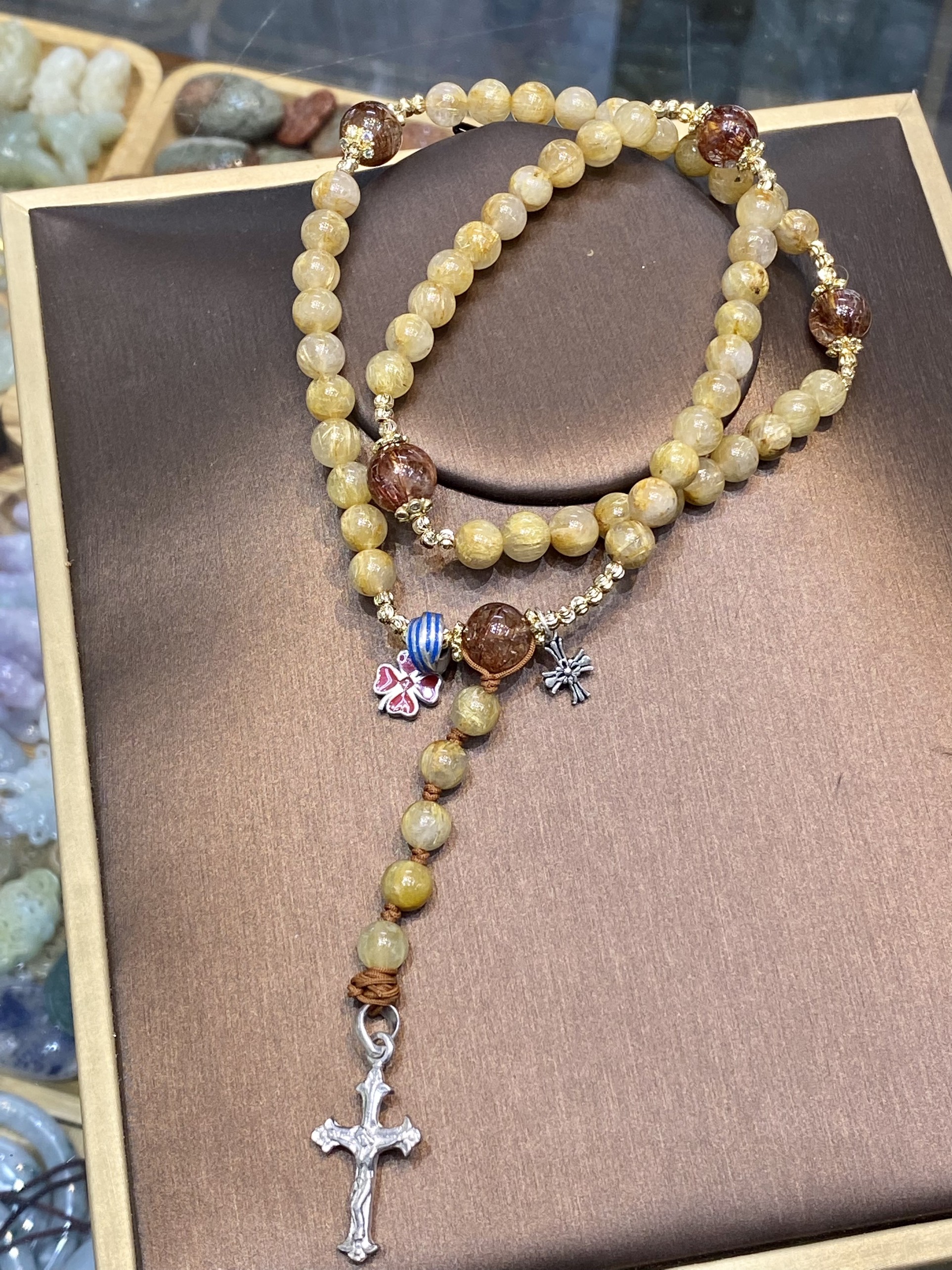 Chuỗi Mân Côi 50 đá thạch anh tóc vàng đẹp (dây chun) TH0065