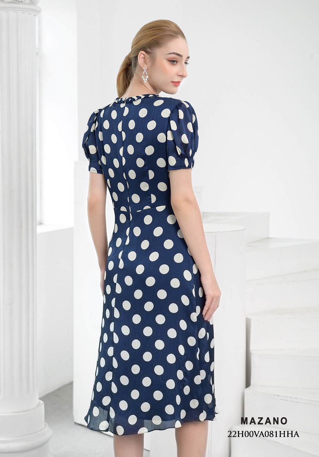 Đầm xanh chấm bi trắng tết dây cổ