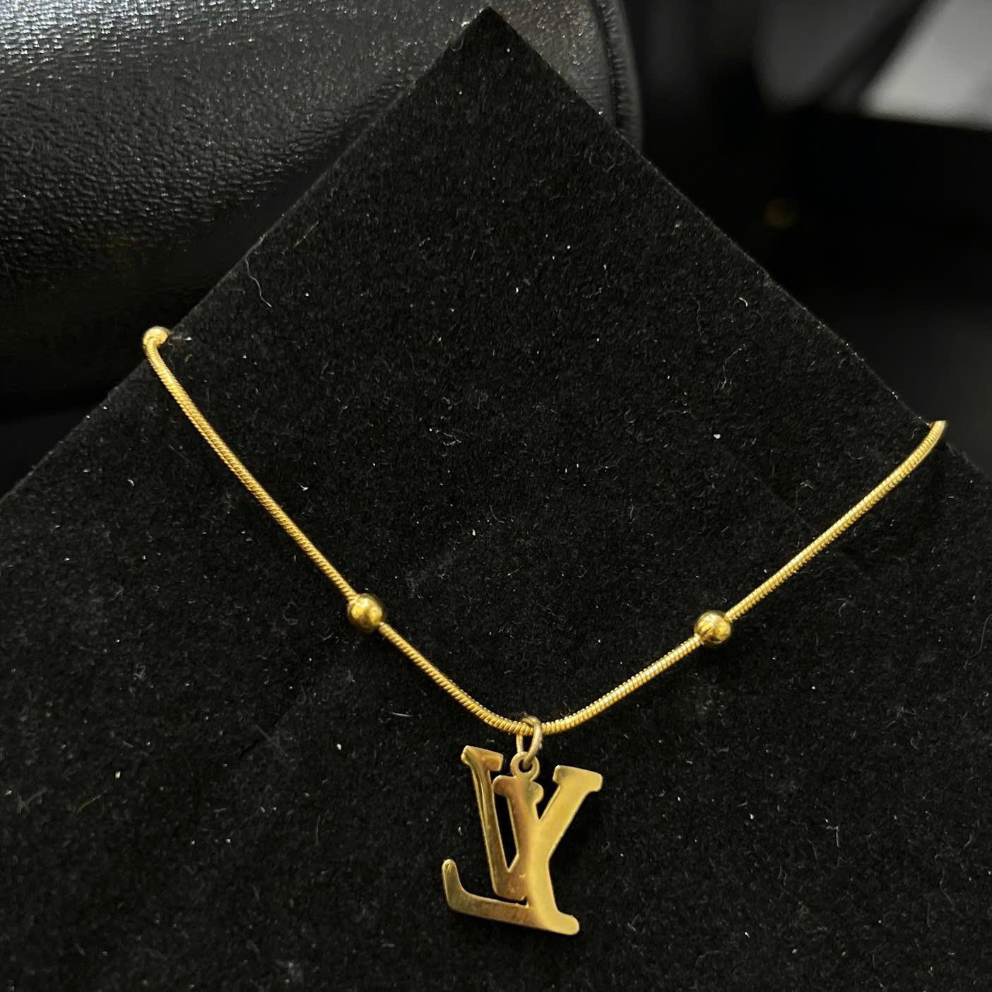 vòng tay titan vàng charm LV trơn to 