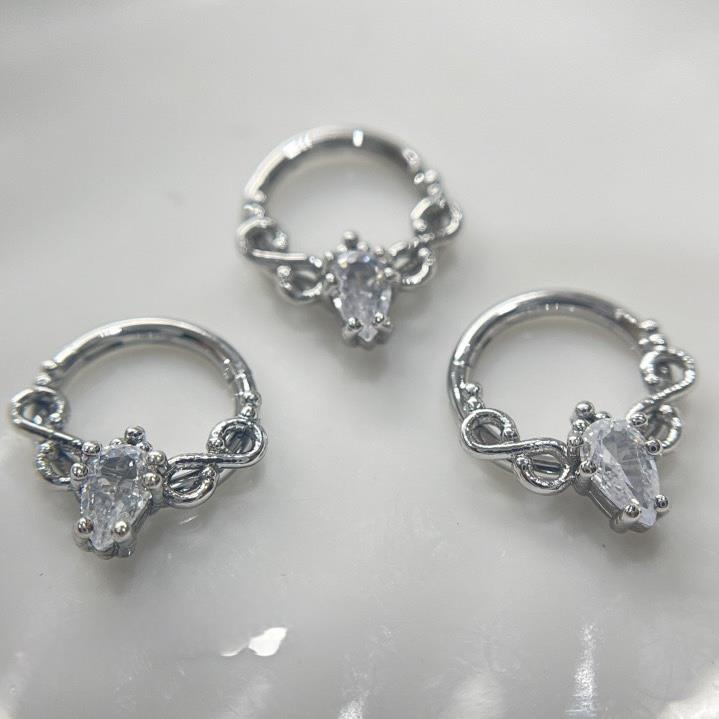 daith vòng xoắn viền kim cương hình thoi to 8mm