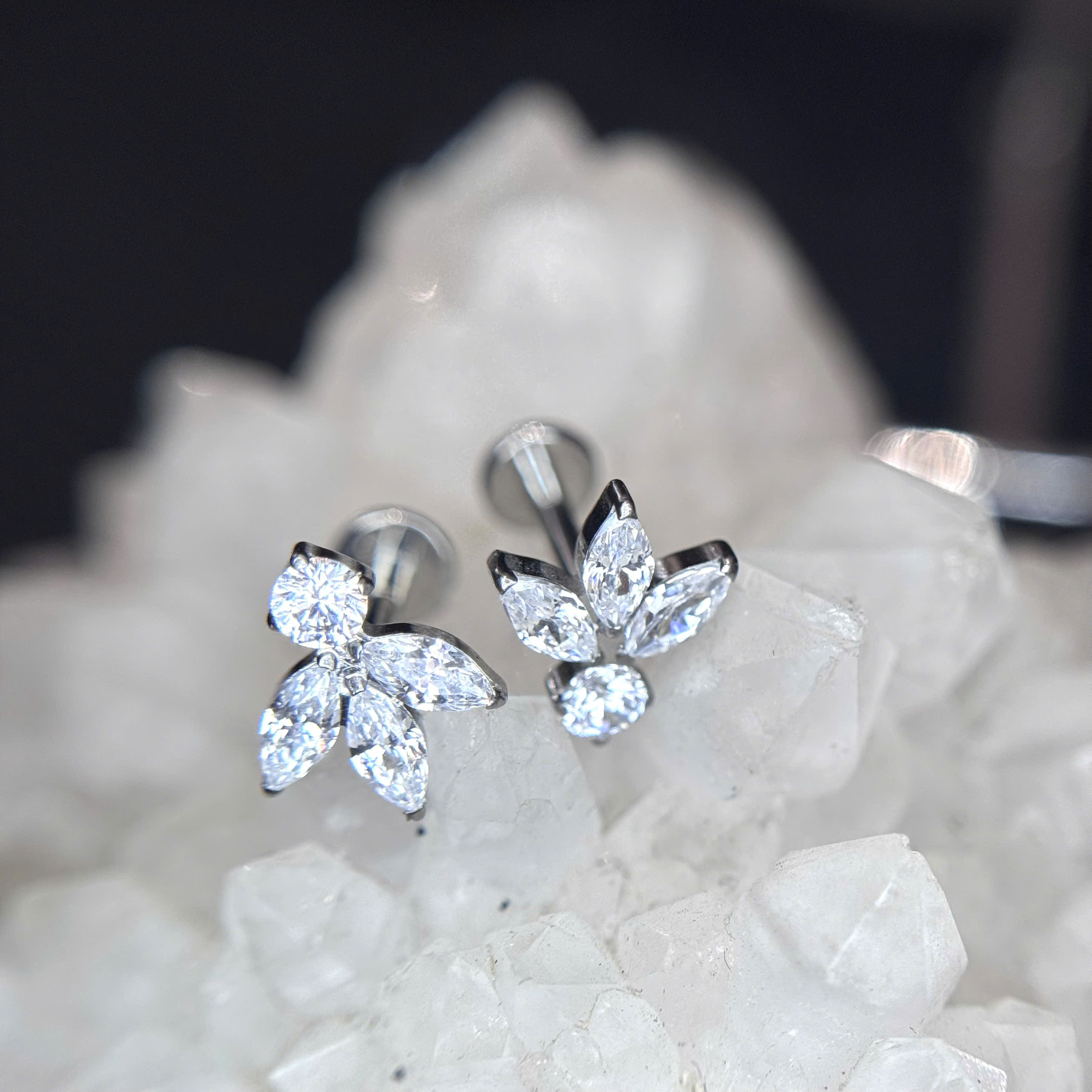 Khuyên kiểu titan vương miện đá_thumbnail_2