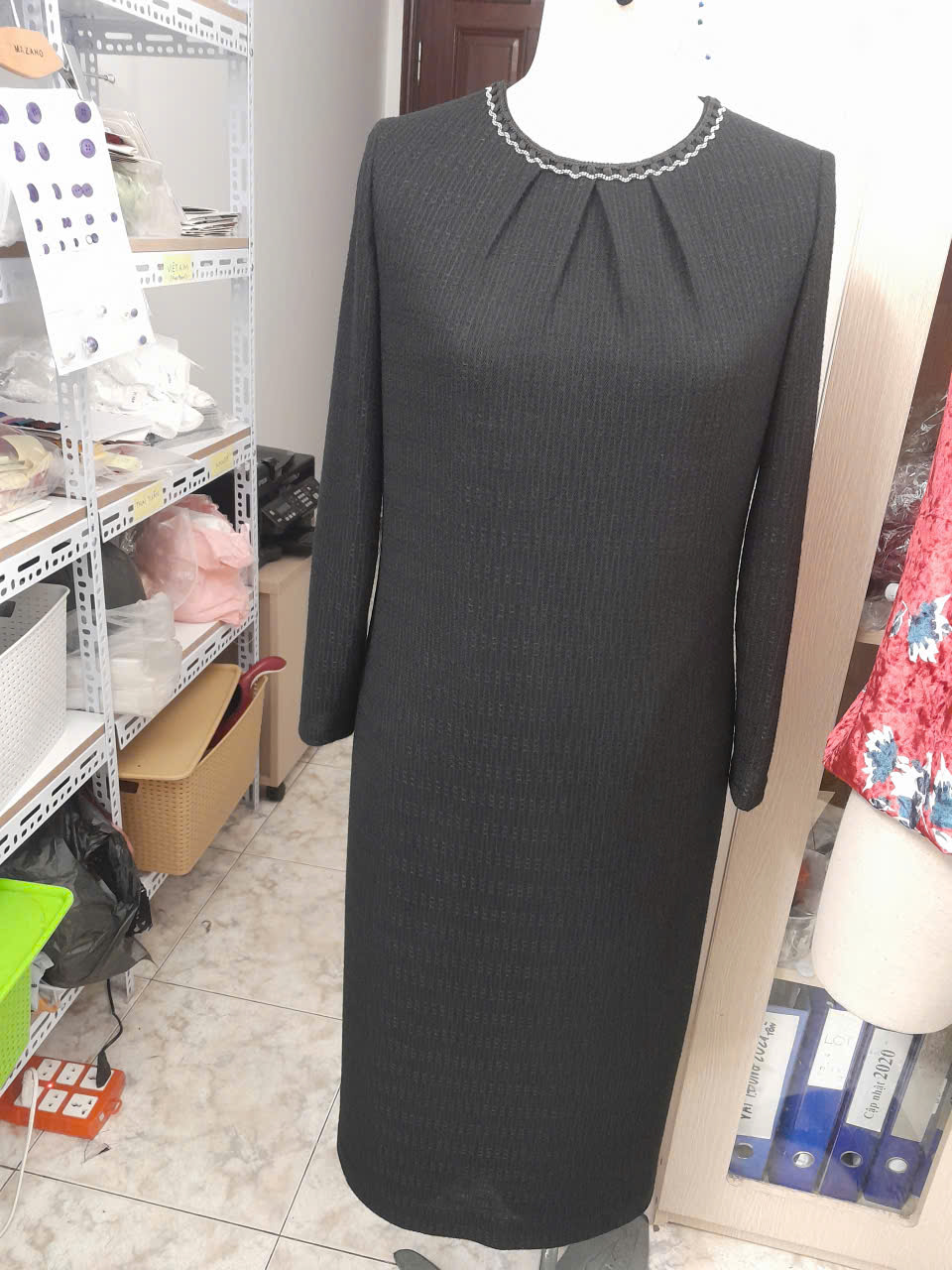 Váy Đầm Suông Vải len  Hoạ tiết hoa văn ren chìm Cổ tròn cao Đính dây ren cườm Tay dài Dài ngang bắp chân