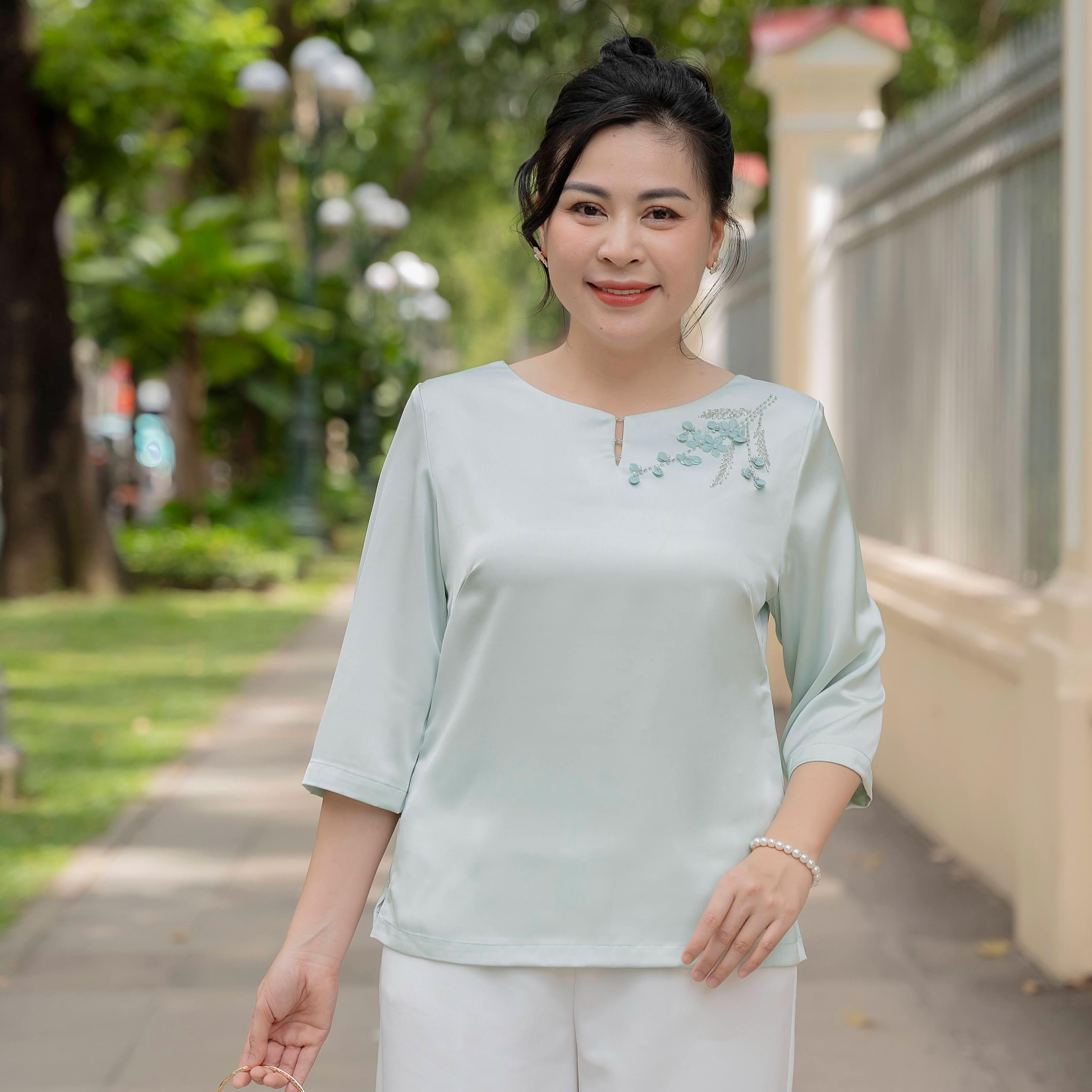 GUMOM - Áo Kiểu Trung Niên U50 U60 Cao Cấp Cổ Tròn Tay Lỡ Thêu Hoa Đính kết hoa và pha lê thủ công Sang Trọng Cho Nữ - Women Nhung Kem Xanh Nho Tua Rua Top Voi_thumbnail_2