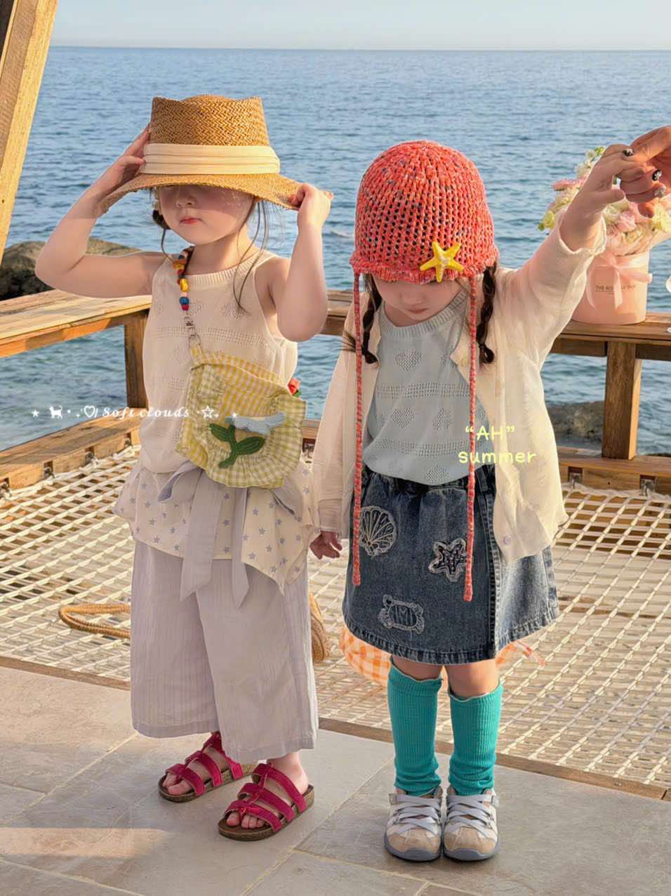 AH12 - Áo len sát nách màu xanh mint và kem họa tiết tim hãng AH