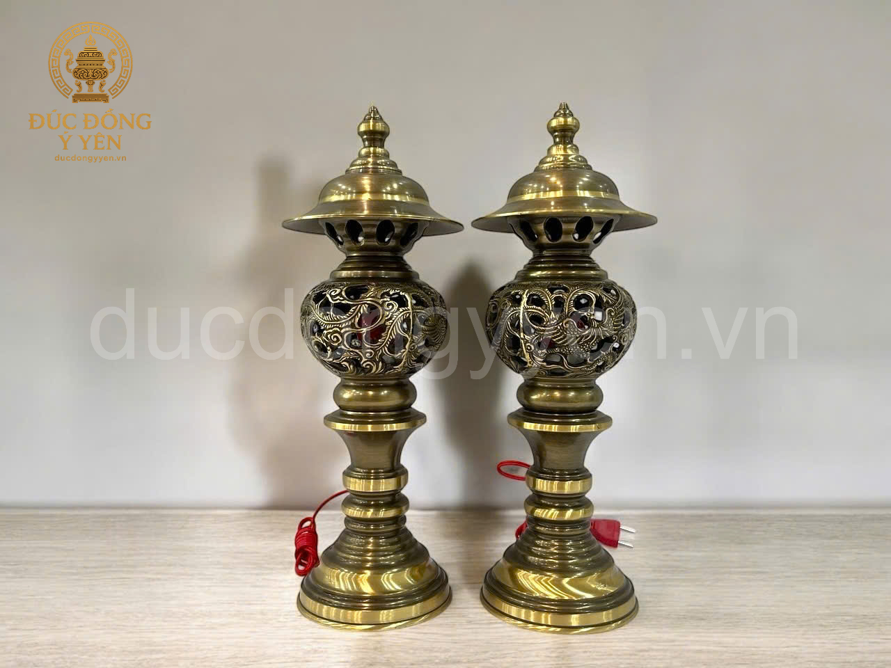 Đôi đèn thờ hoa văn rồng phượng đúc đồng vàng làm màu giả cổ _thumbnail_1