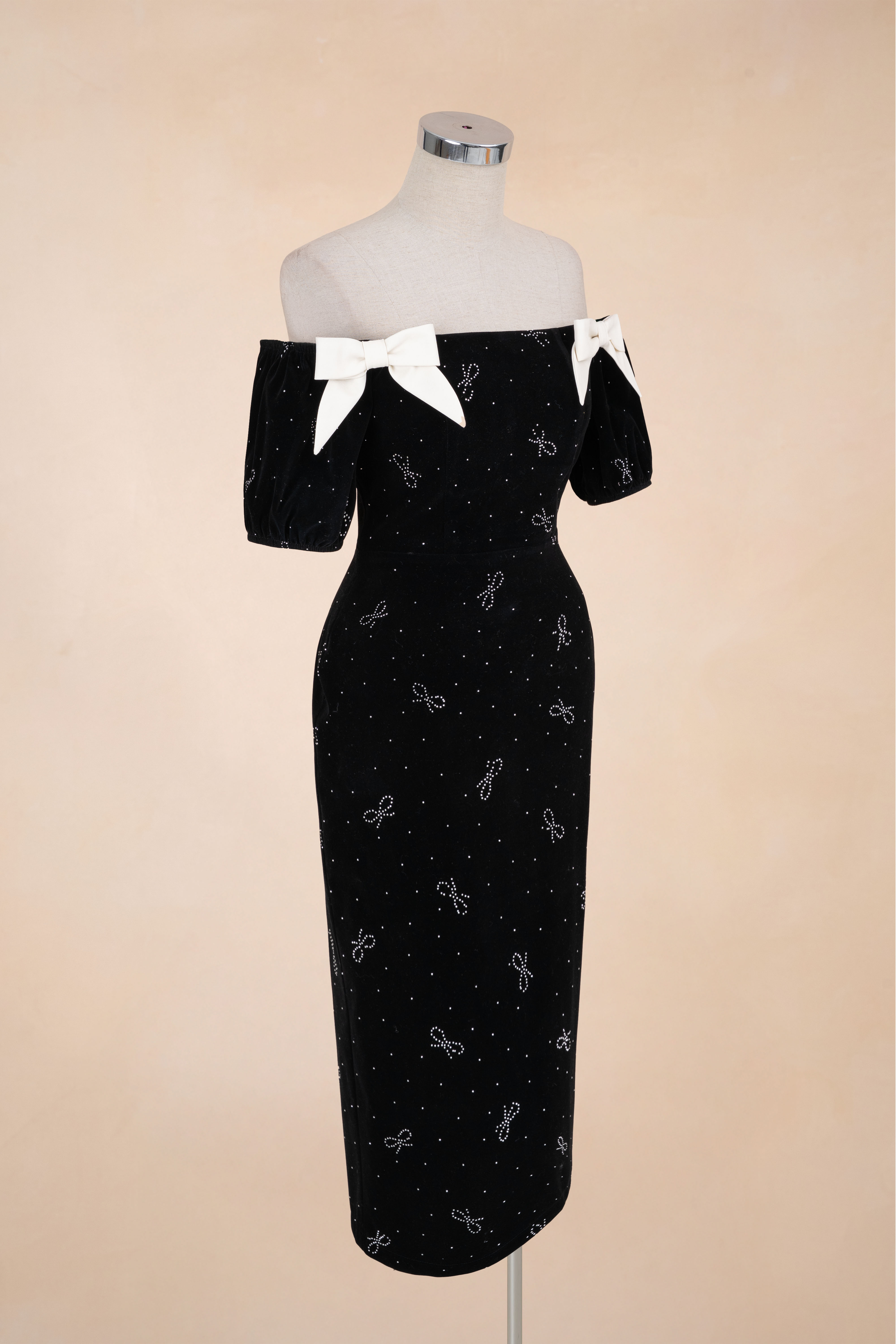 Đầm Bút Chì Trễ Vai Tag Nơ