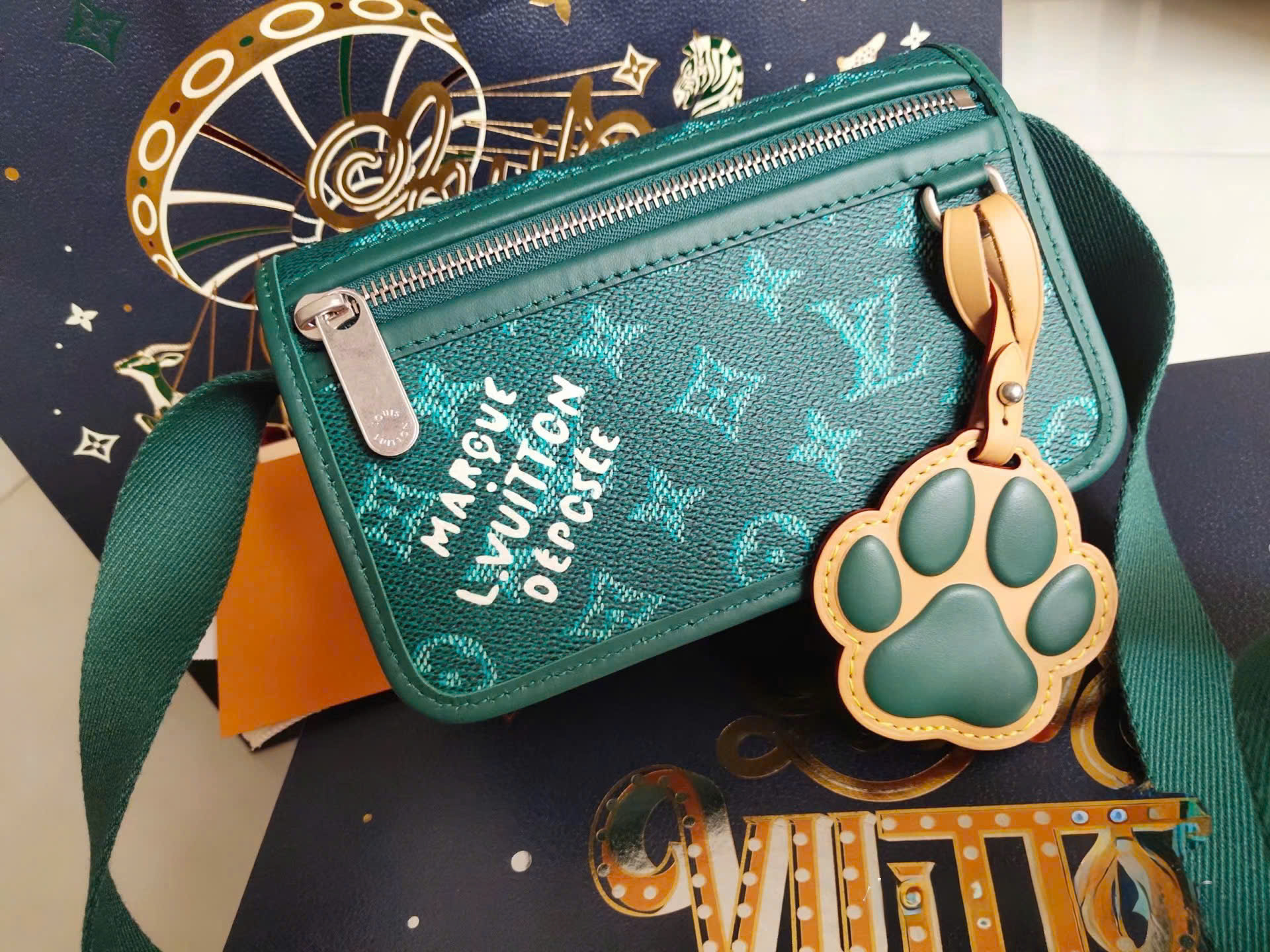 Túi đeo chéo nam LV Bosphore Monogram Eclipse xanh lá_thumbnail_2