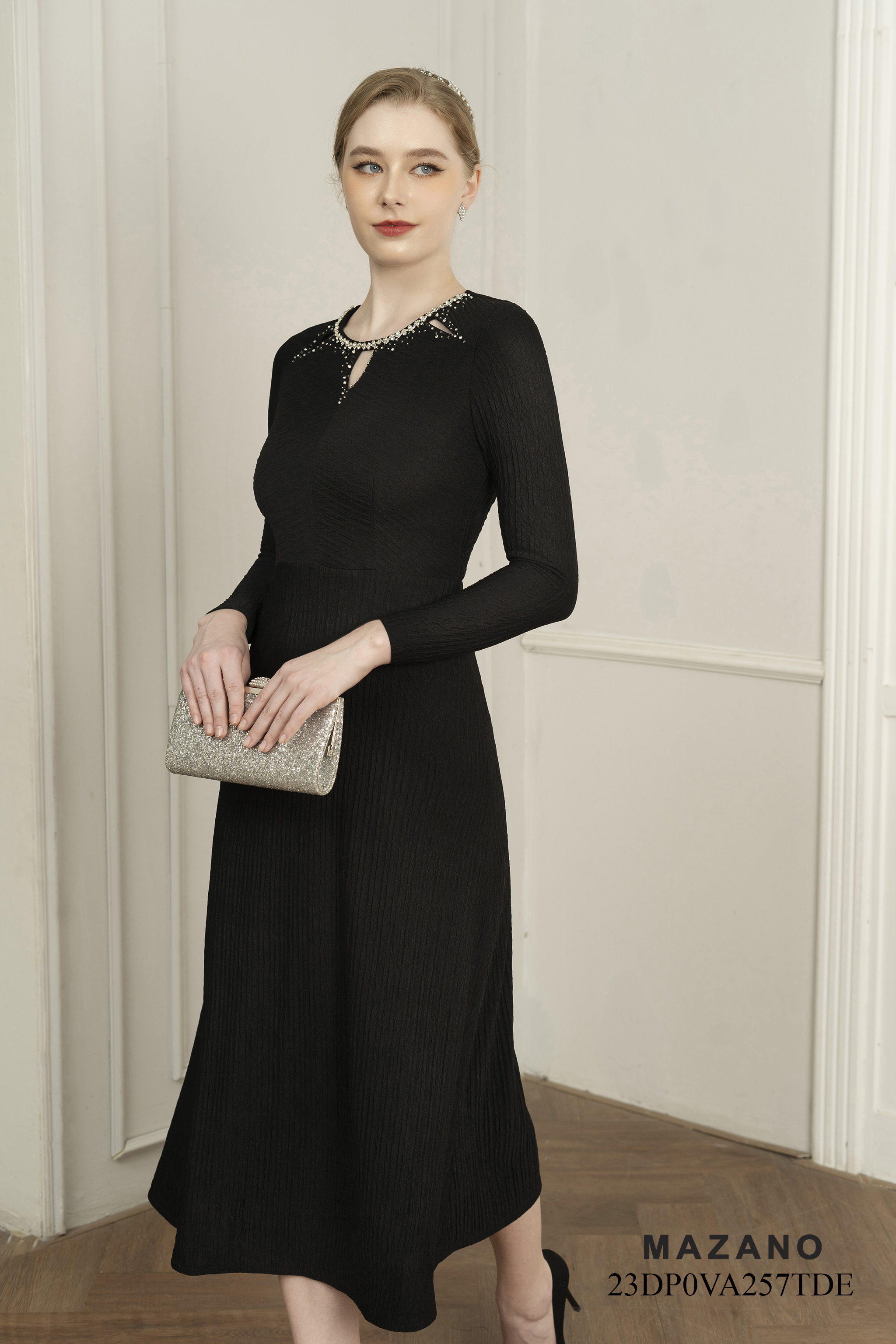 Đầm ôm chân rủ cổ cut out cách điệu đính đá_thumbnail_2